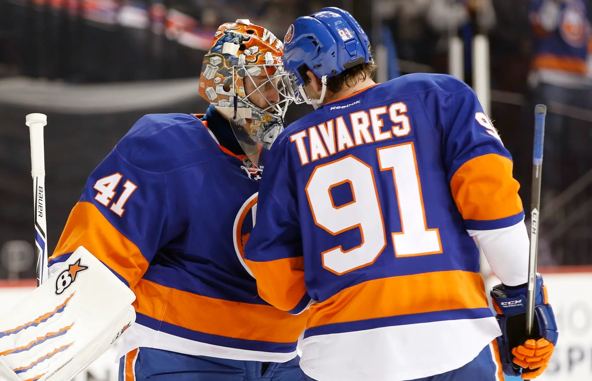 Jaroslav Halák prijíma gratuláciu od kapitána Islanders Johna Tavaresa po tom, ako kryl 31 striel.