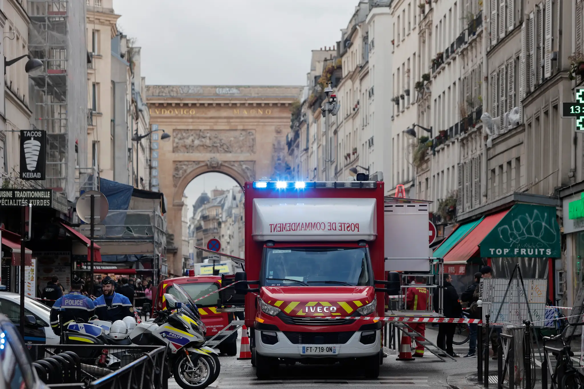 Záchranné zložky zasahujú po streľbe v centre Paríža.