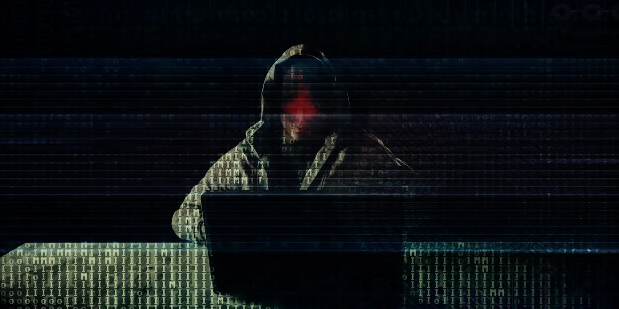 Na snímke hacker, ktorý sedí za počítačom.