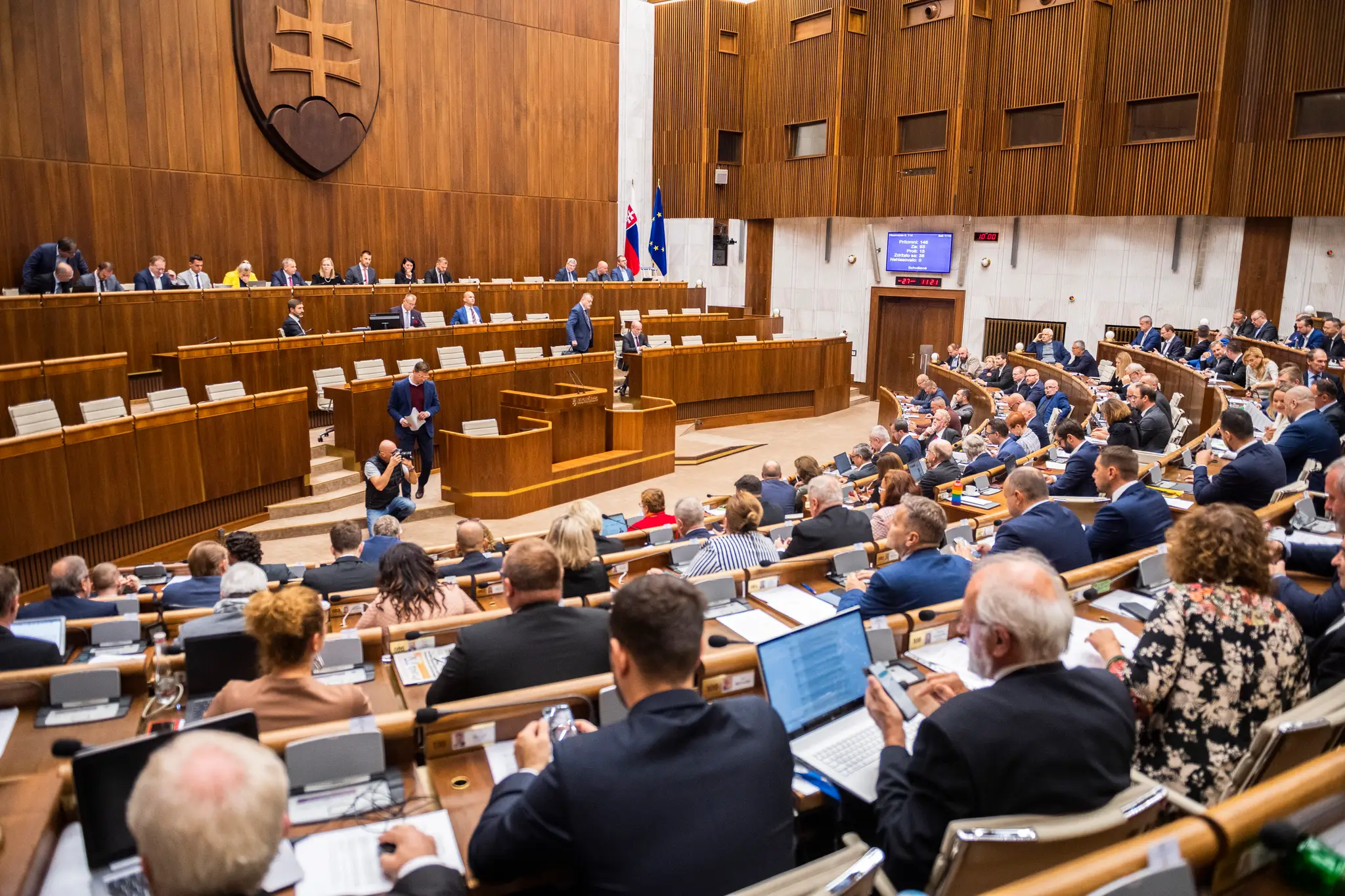 Poslanci v parlamente.