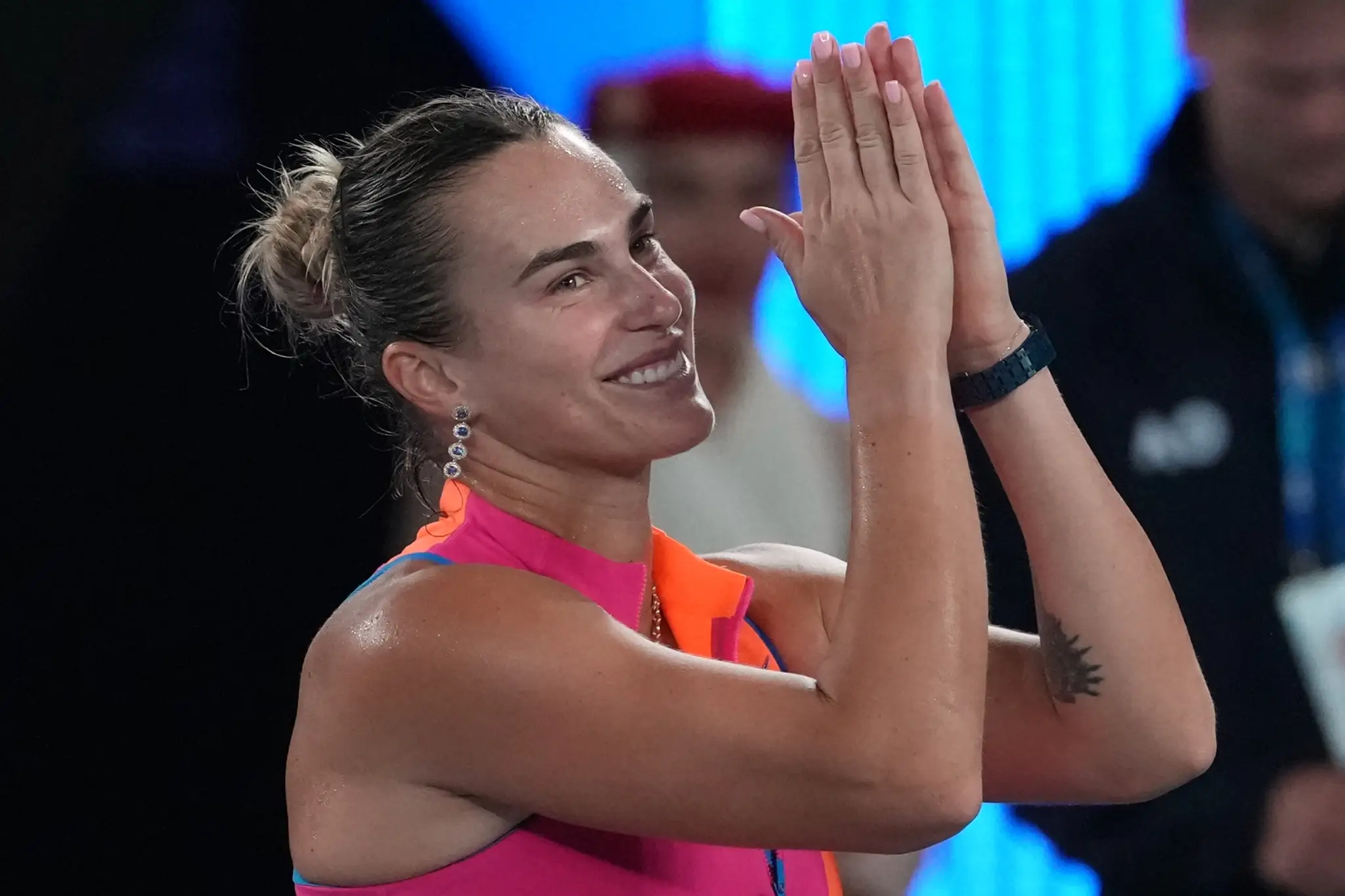 Arina Sabalenková oslavuje víťazstvo.