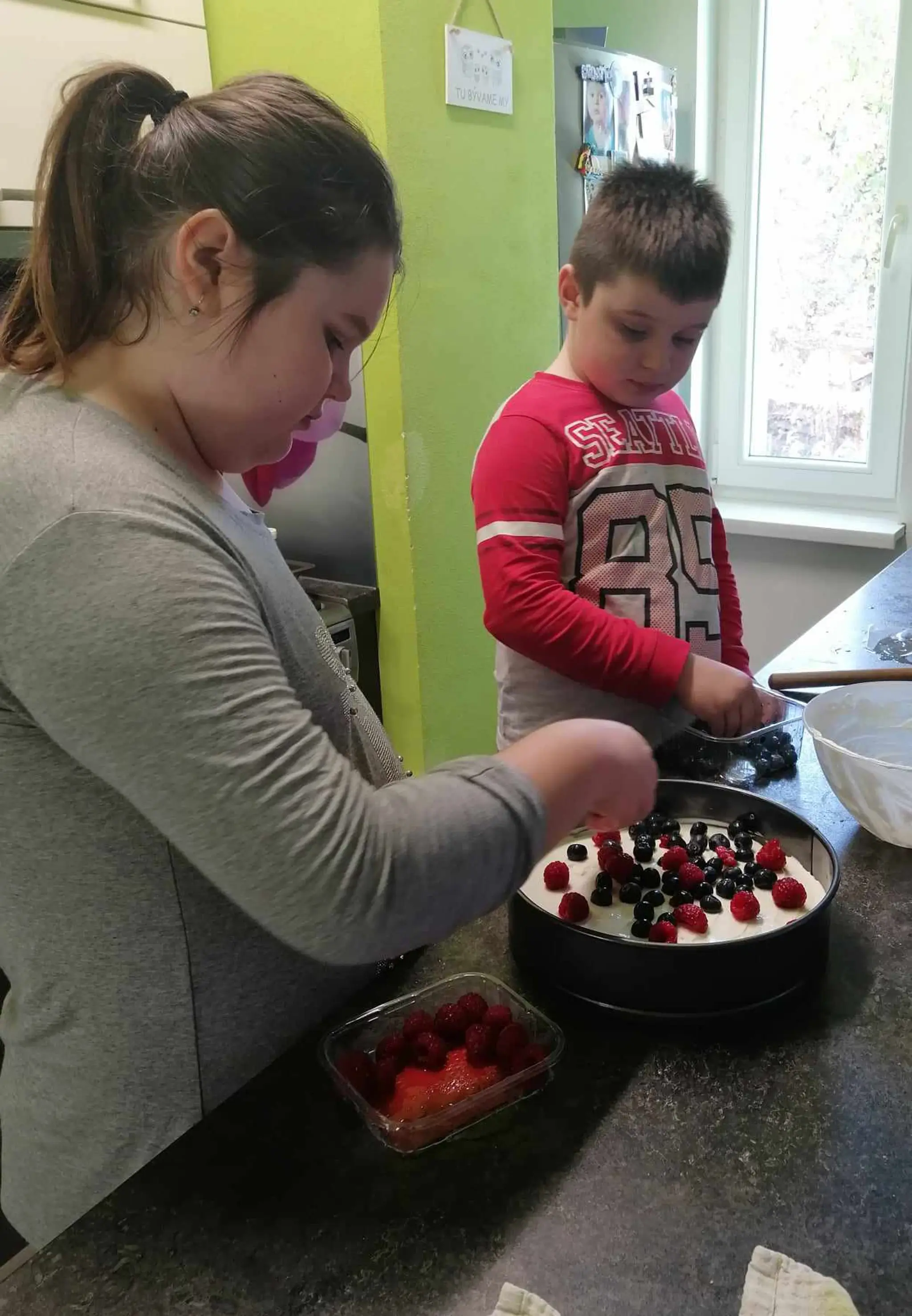 Laura a Jakub v kaviarni často pomáhajú