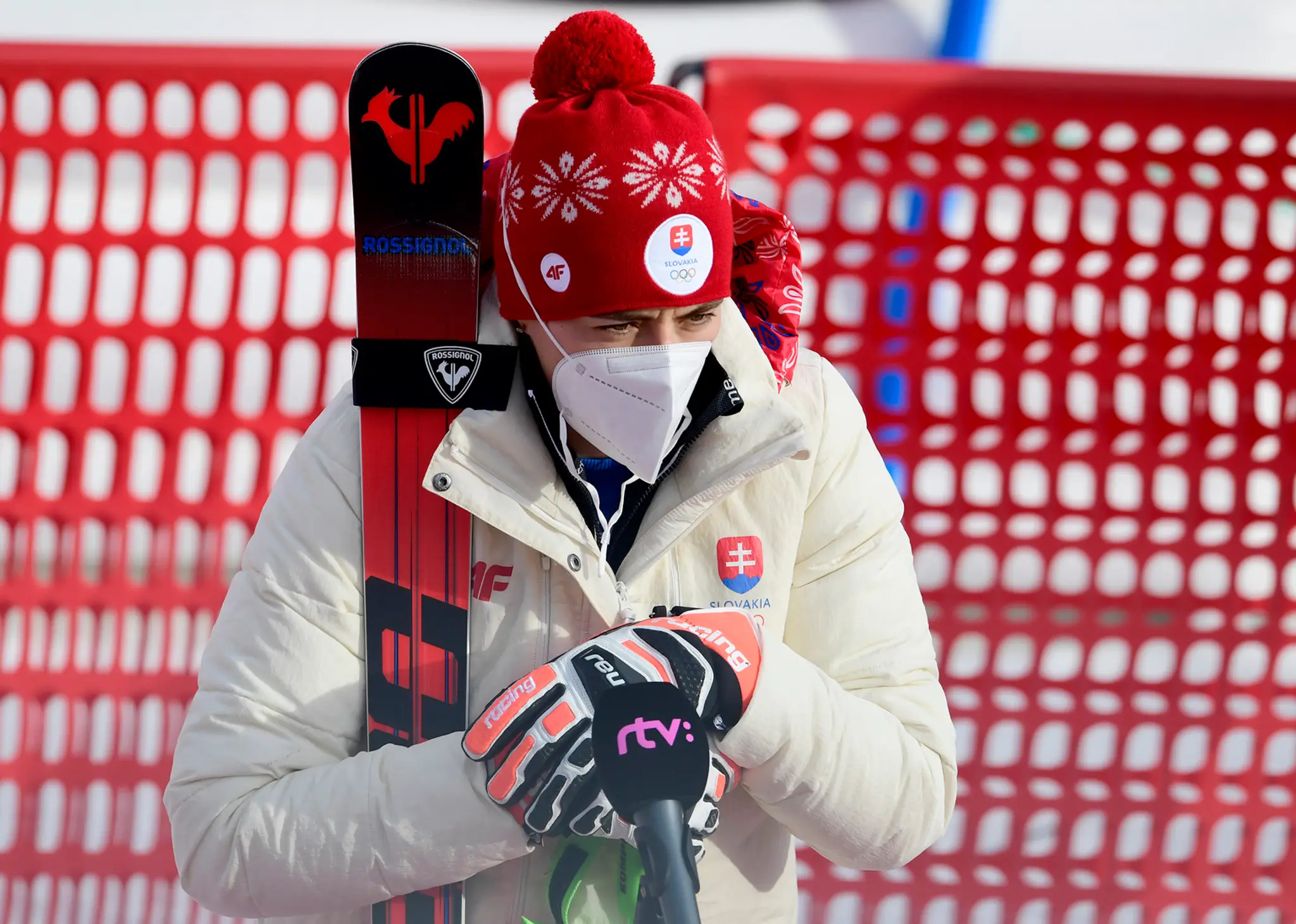 Slovenská lyžiarka Petra Vlhová dáva rozhovor televízii po 2. kole obrovského slalomu na ZOH 2022.