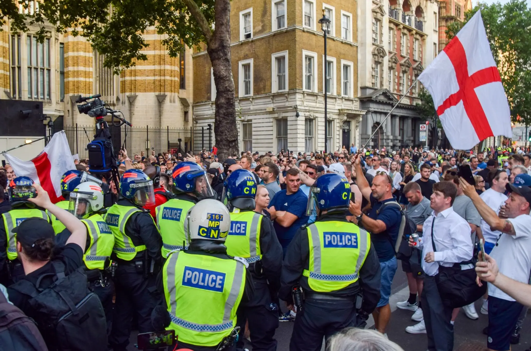 Protestujúci v kolízii s políciou počas protestu po pondelkovej vražde troch dievčat na tanečnom podujatí pre deti venovanom tvorbe americkej speváčky Taylor Swiftovej.