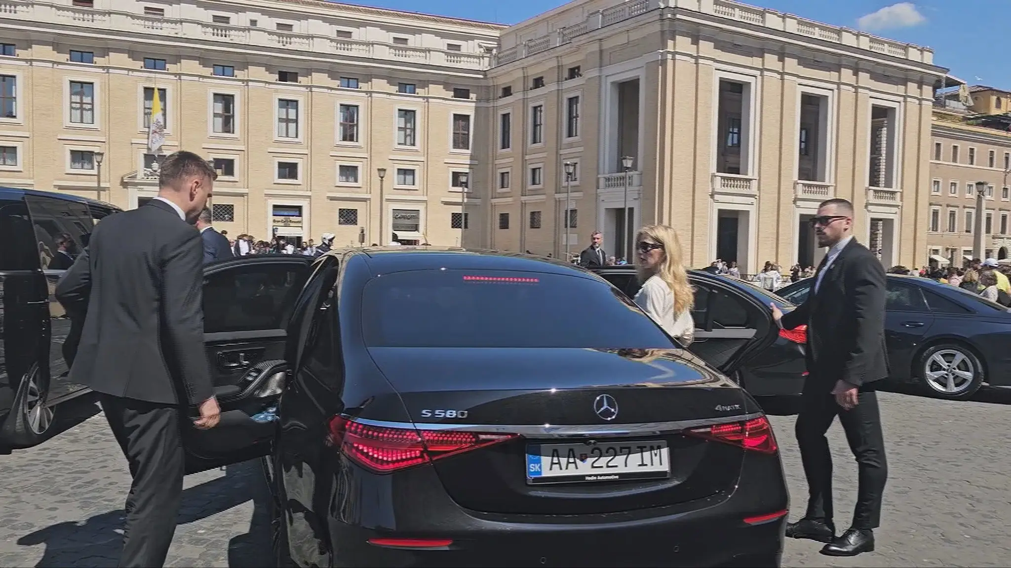 Limuzíne, v ktorej sa Martina Šimkovičová vozila po Vatikáne