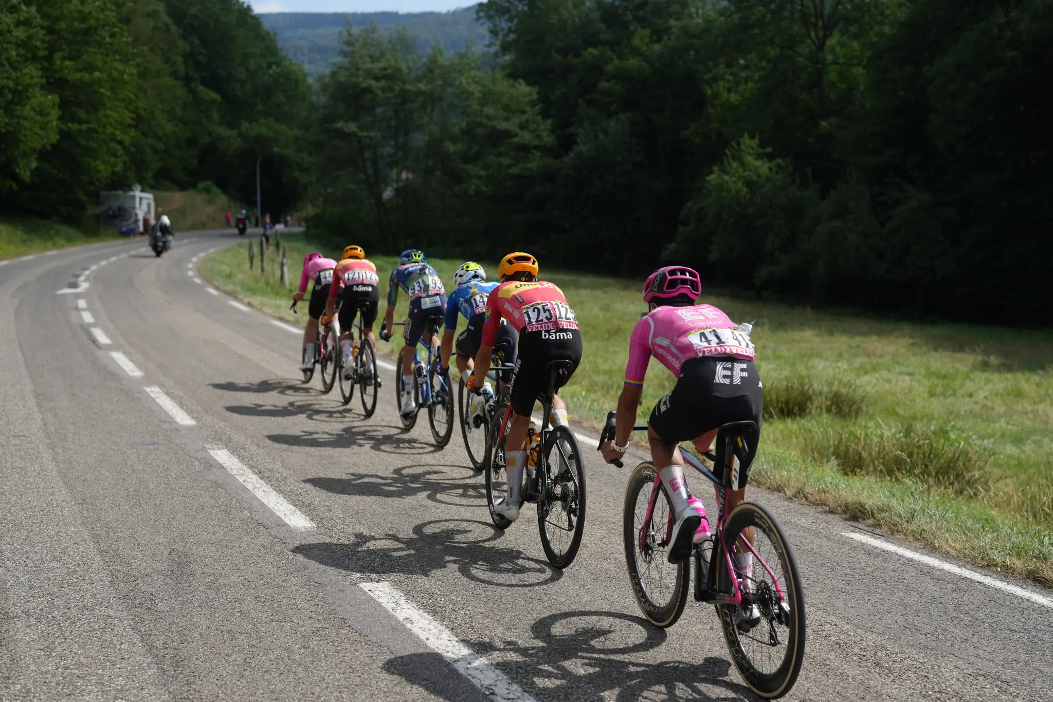 Cyklisti počas etapy na Tour de France.