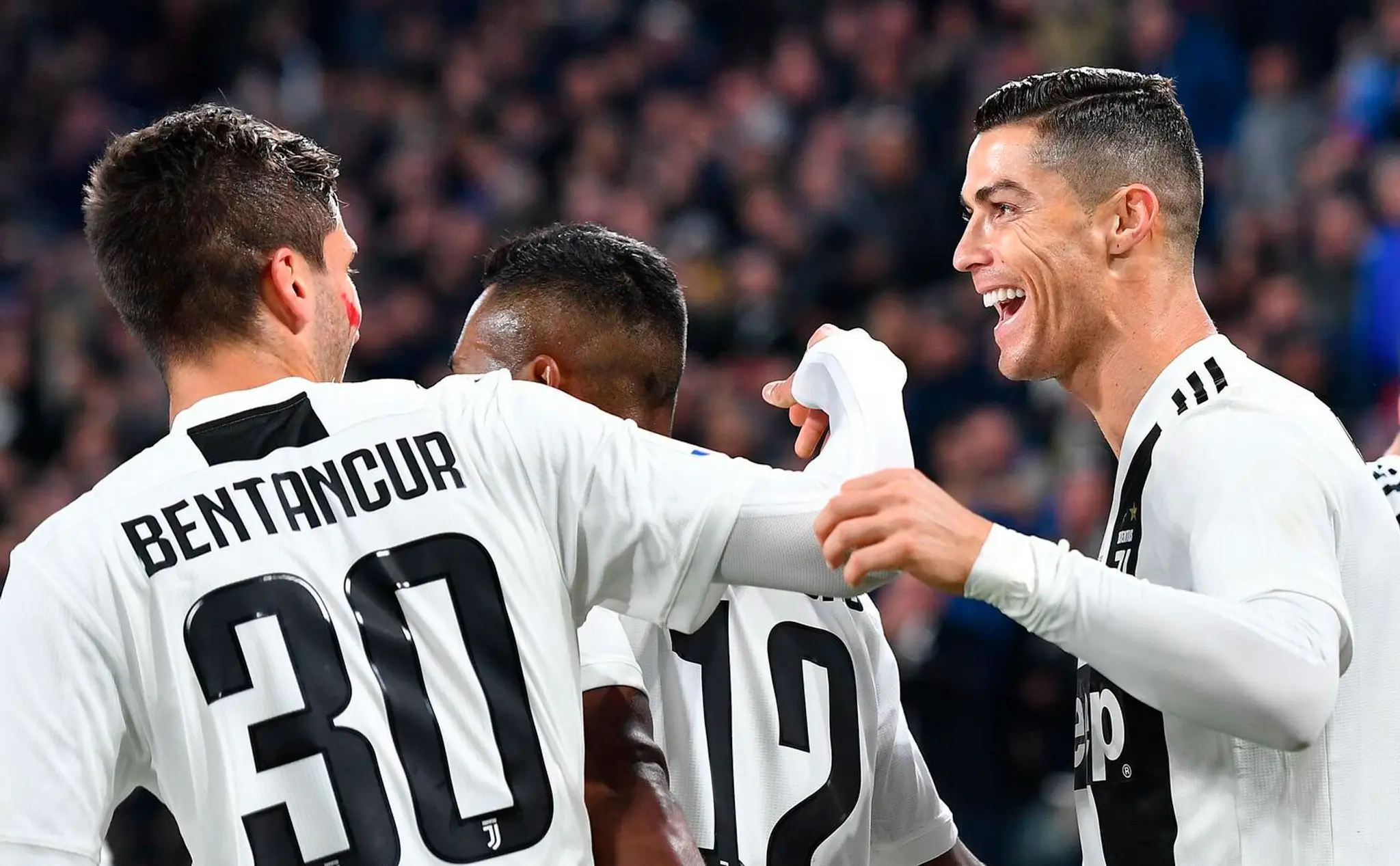 Hráč Juventusu Turín Cristiano Ronaldo (vpravo) sa raduje po góle