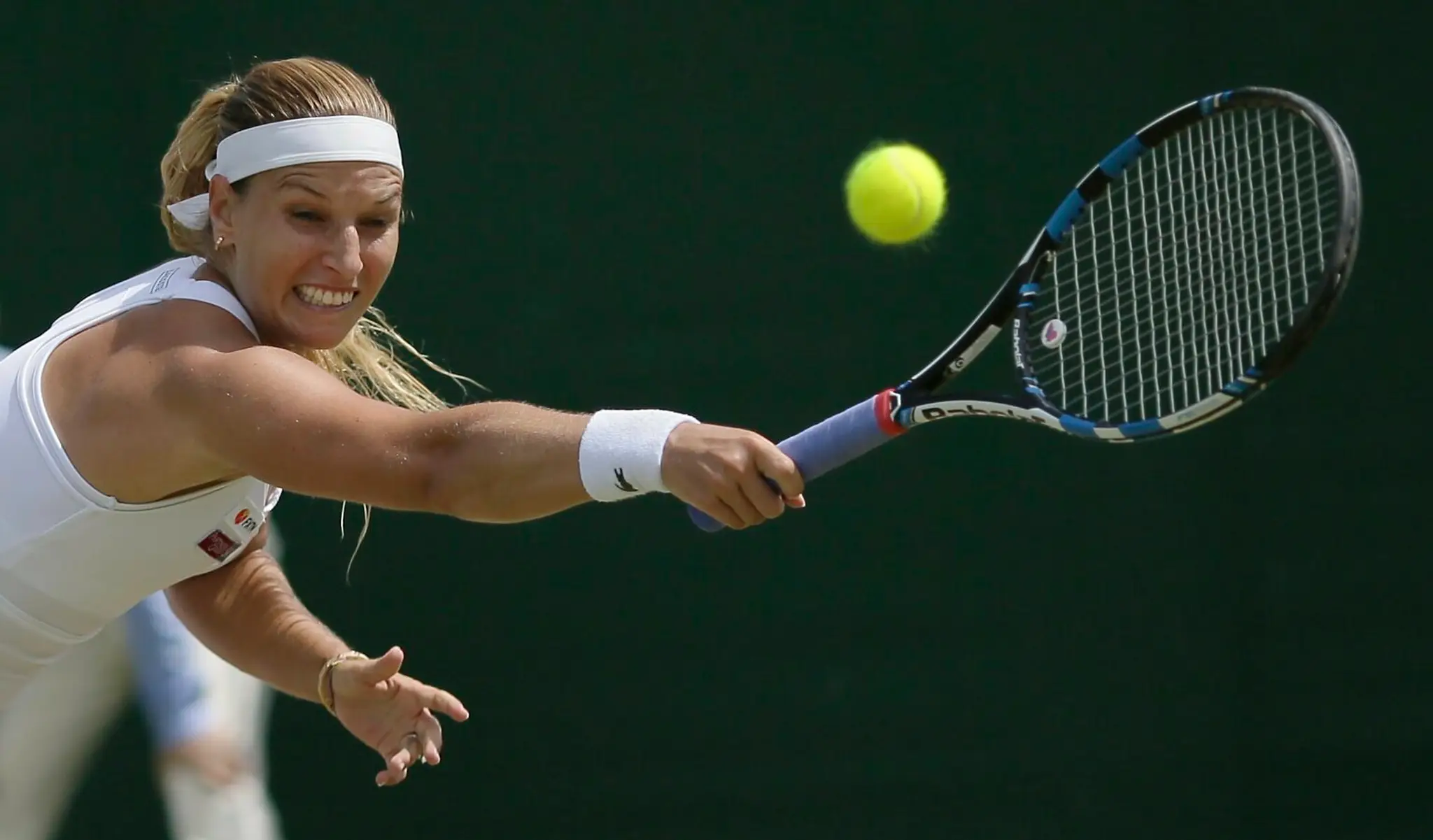 Dominika Cibulková vracia loptičku Chorvátke Ane Konjuhovej  v 3. kole na Wimbledone.