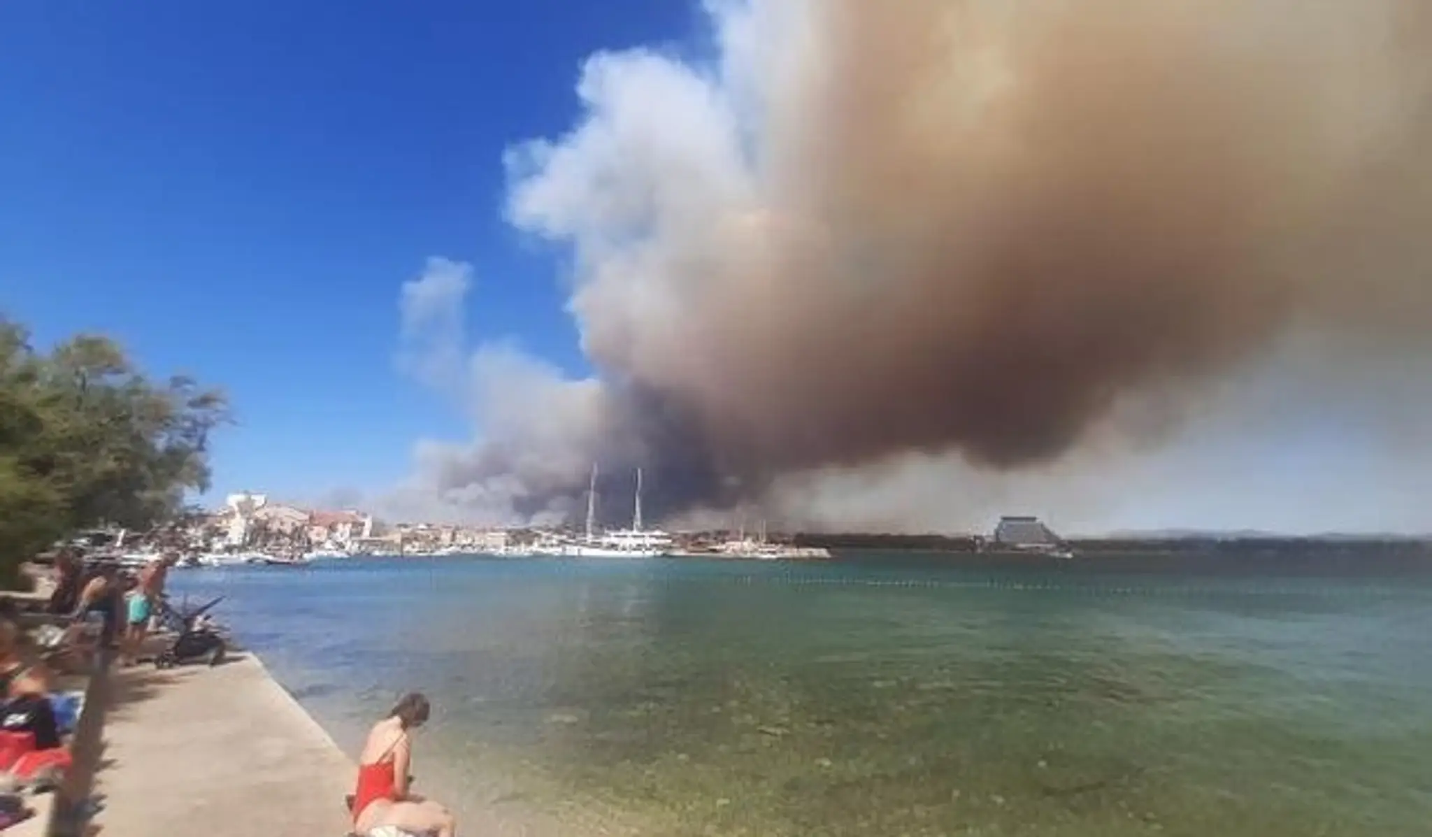 Požiar v Chorvátsku viditeľný z mesta Vodice