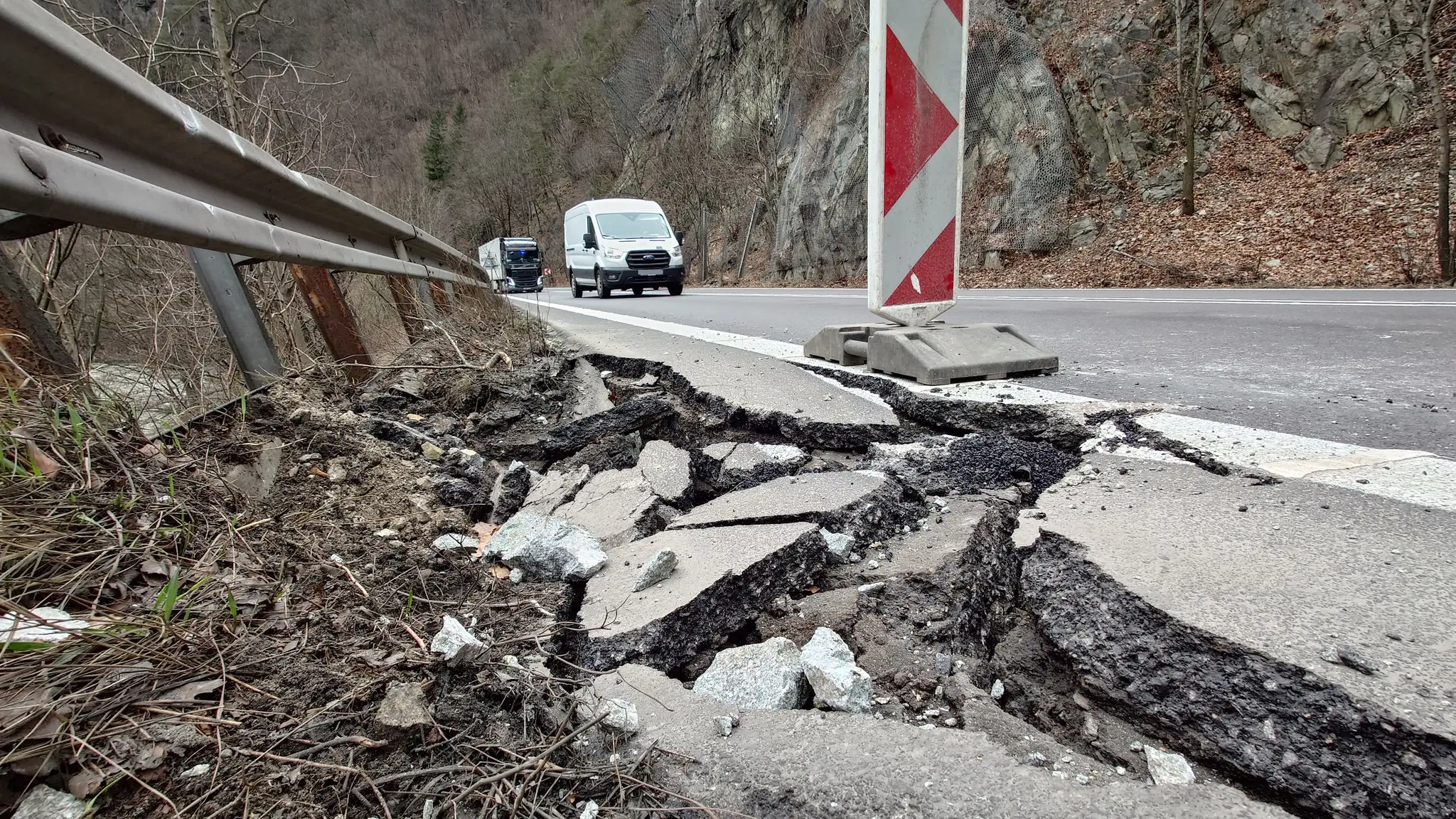 Poškodená cestná komunikácia po páde skál na ceste pod Strečnom.