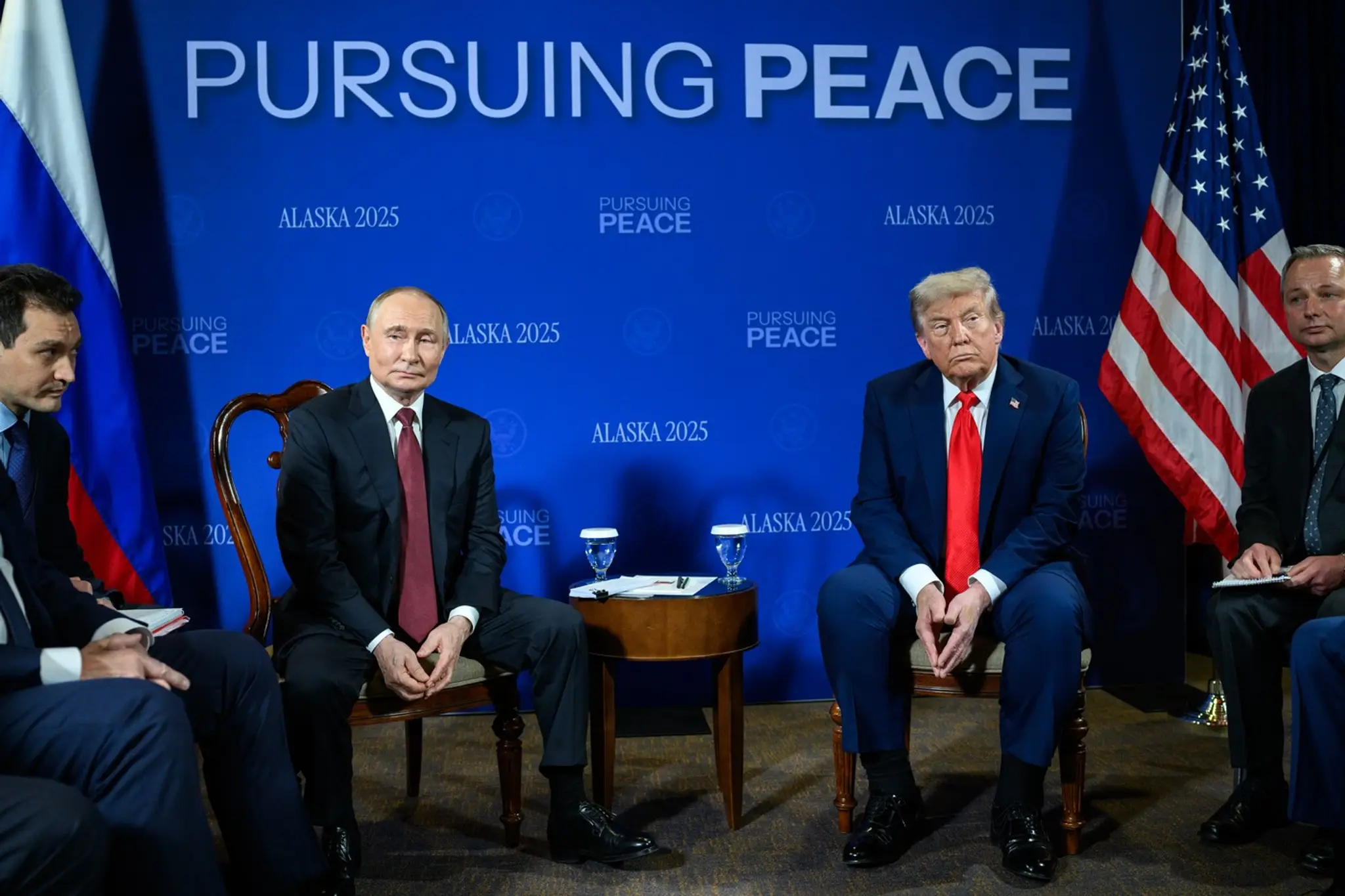 Vladimir Putin a Donald Trump na samite v Anchorage.