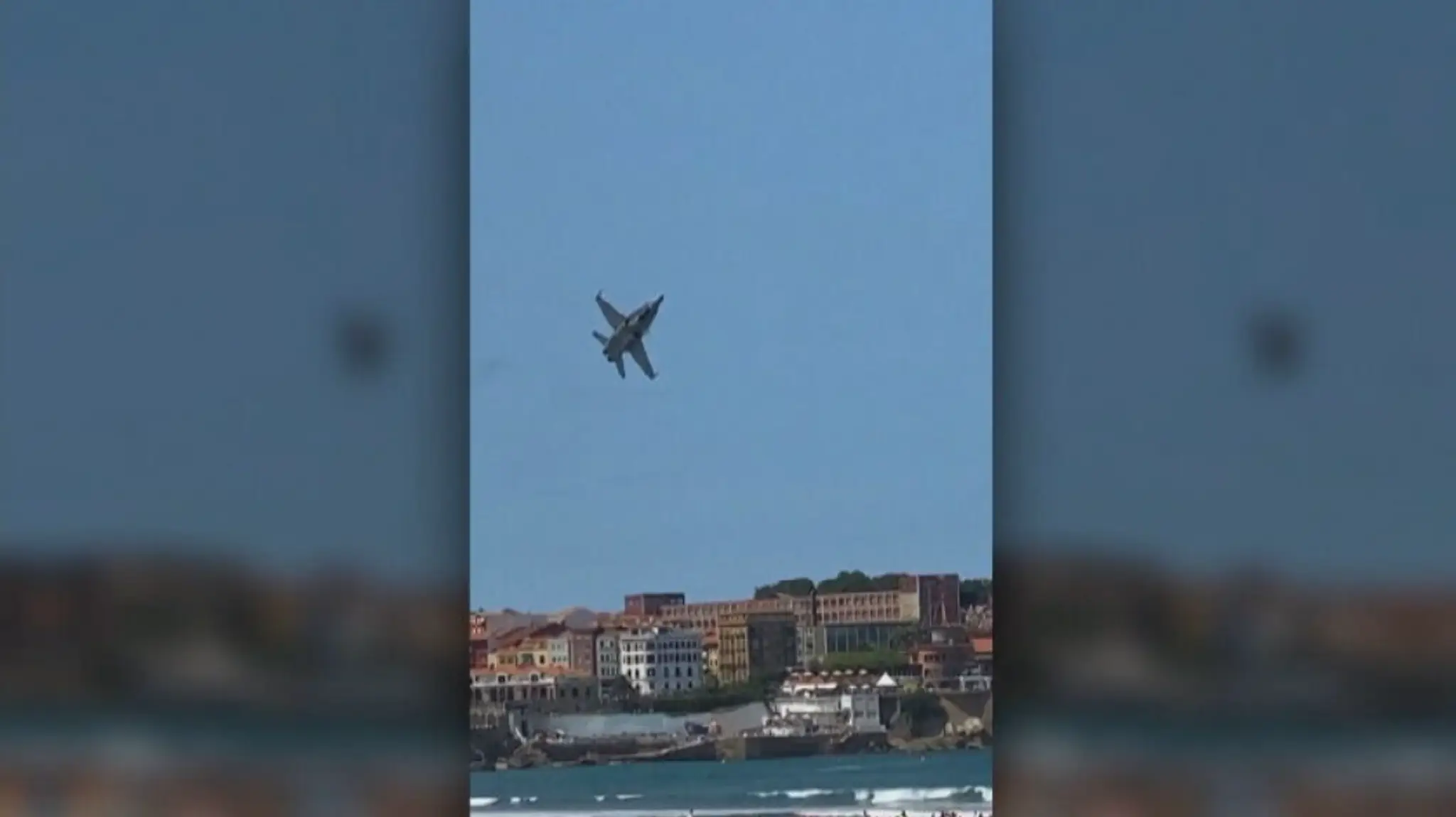 Pilot stíhačky musel riskantne manévrovať, aby sa vyhol vtákom