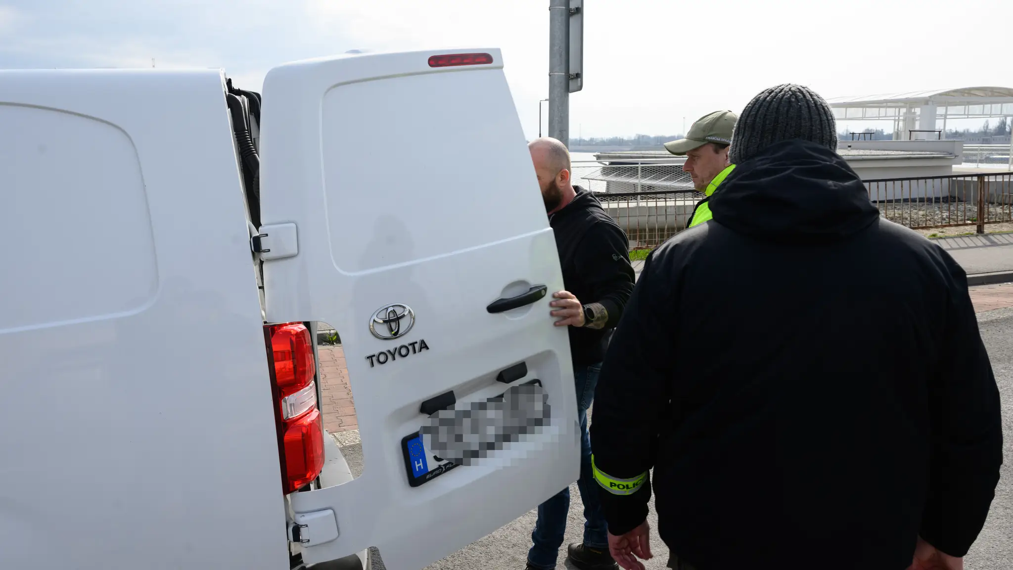Policajti pre slintačku a krívačku zastavujú vozidlá na hraničných priechodoch