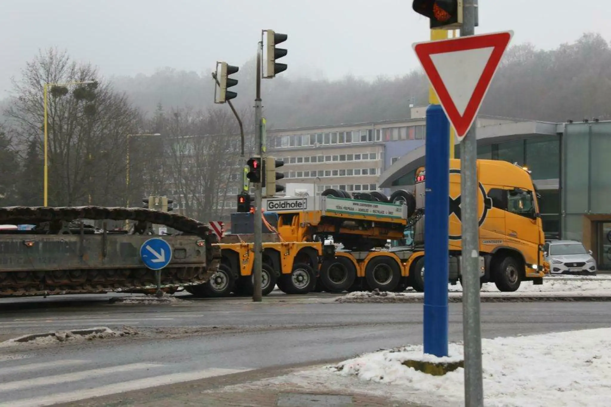 Vozidlo v konvoji, ktorý preváže demolačný stroj z Prešova do Čiech.