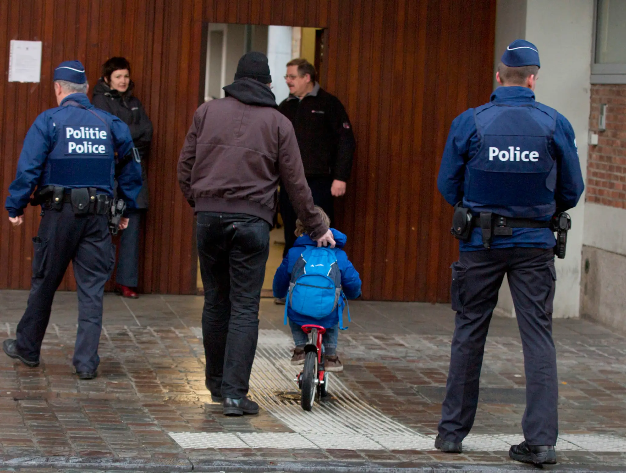 Školy v Bruseli otvorili. Bezpečnosť strážia vojaci a policajti