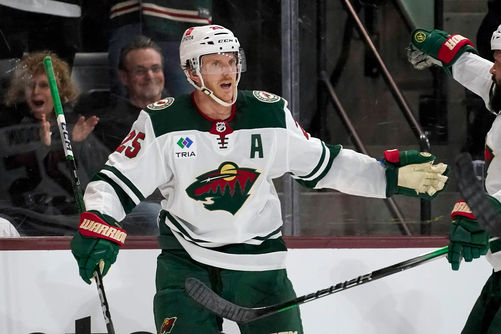 Na snímke hráč Minnesoty Jonas Brodin oslavuje gól v zápase hokejovej NHL Arizona Coyotes - Minnesota Wild.