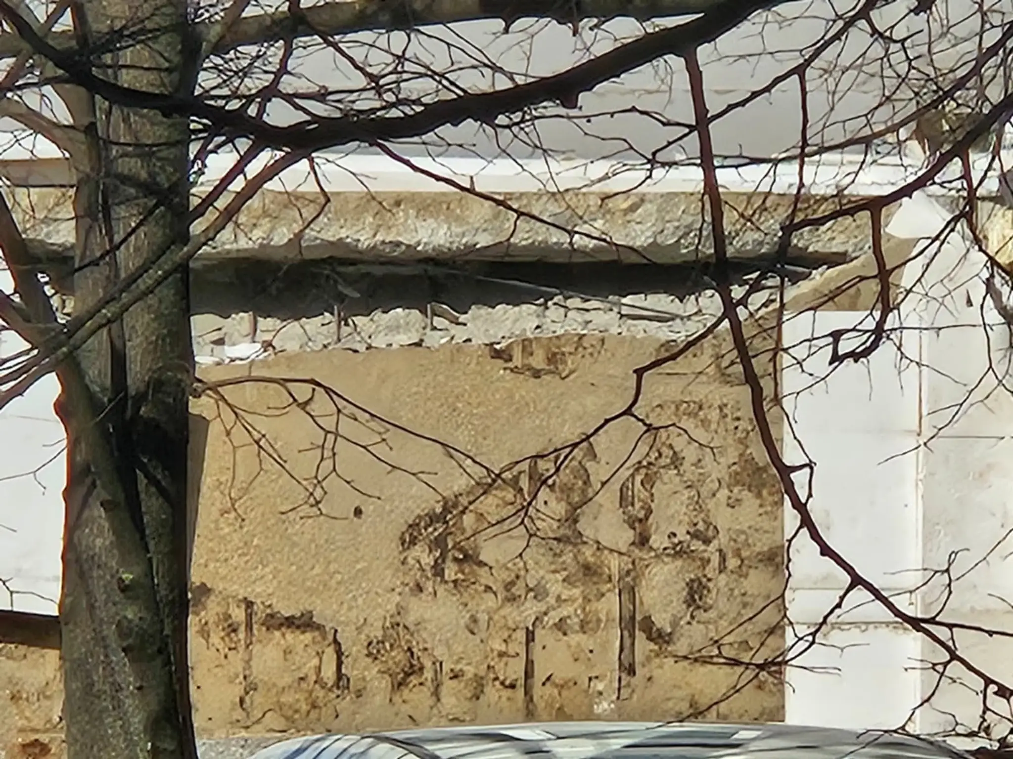 V Komárne sa zrútila časť strechy budovy klientskeho centra