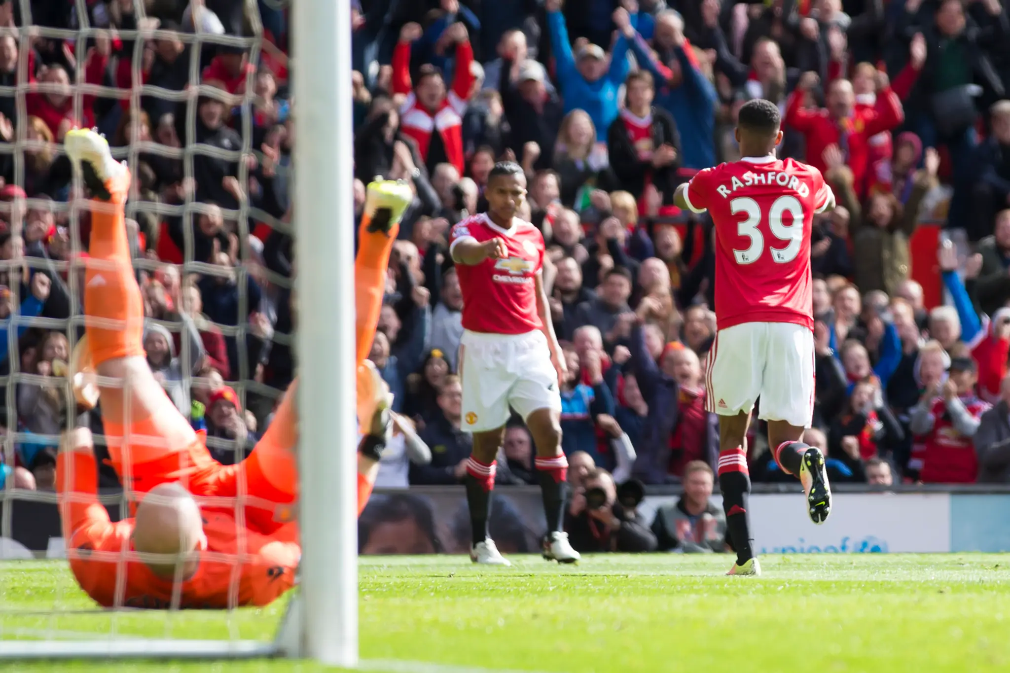 Na snímke vpravo hráč Manchesteru Marcus Rashford oslavuje gól 