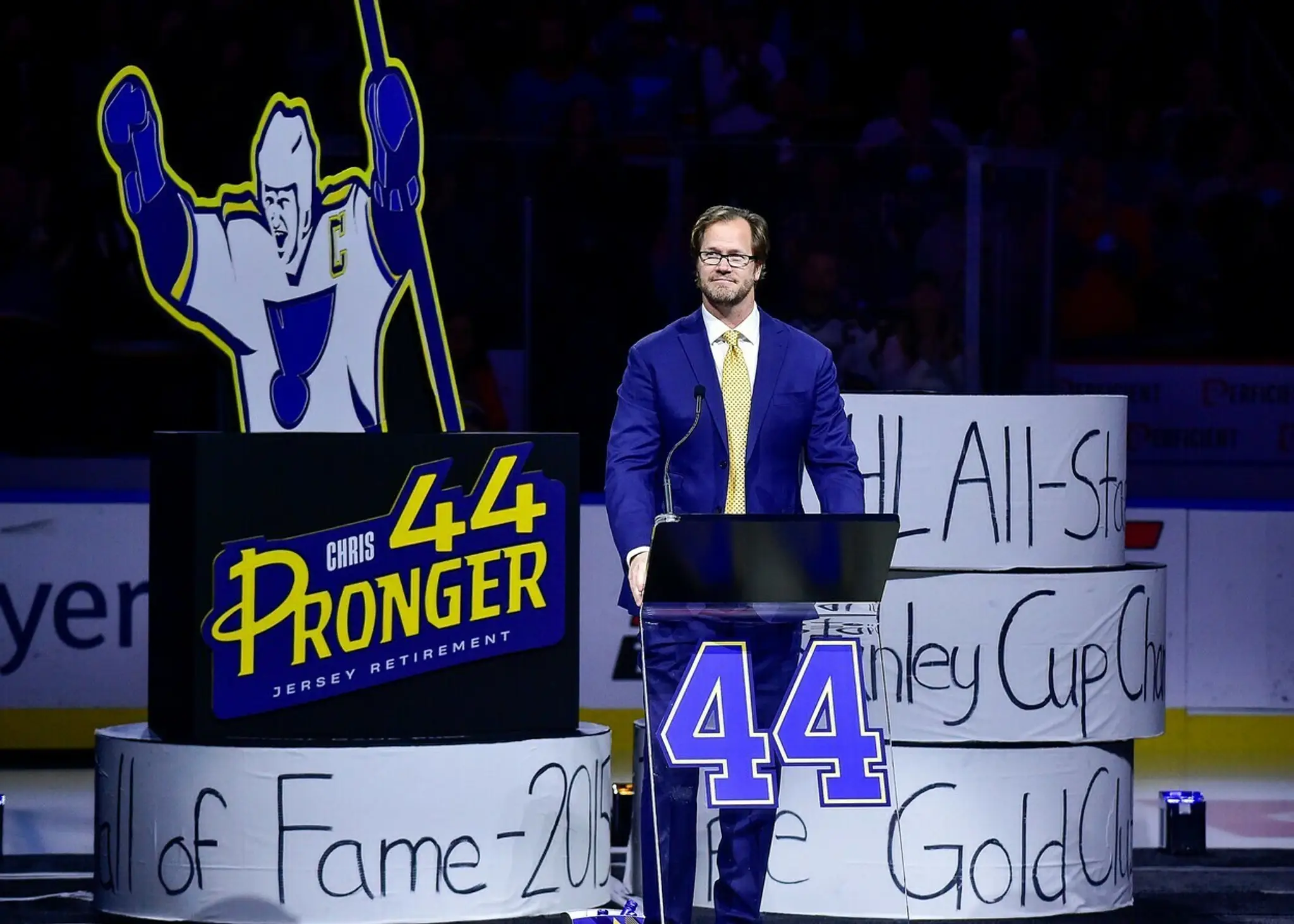 Chris Pronger počas ceremónie, pri ktorej pod strop domáceho štadióna St. Louis vyvesili dres s jeho číslom.