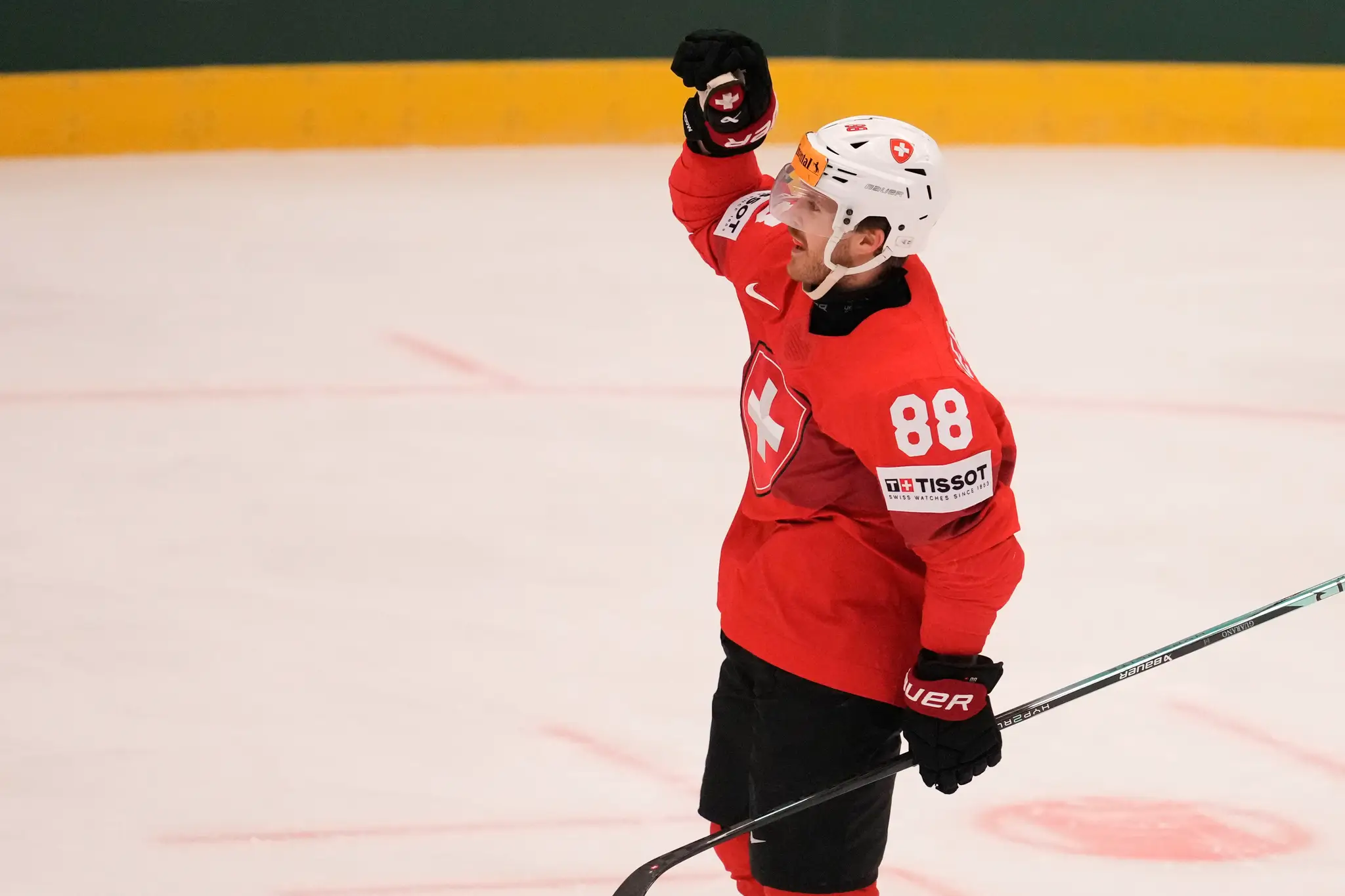 Švajčiarsky hráč Christoph Bertschy oslavuje po tom, ako strelil úvodný gól v zápase štvrťfinále.