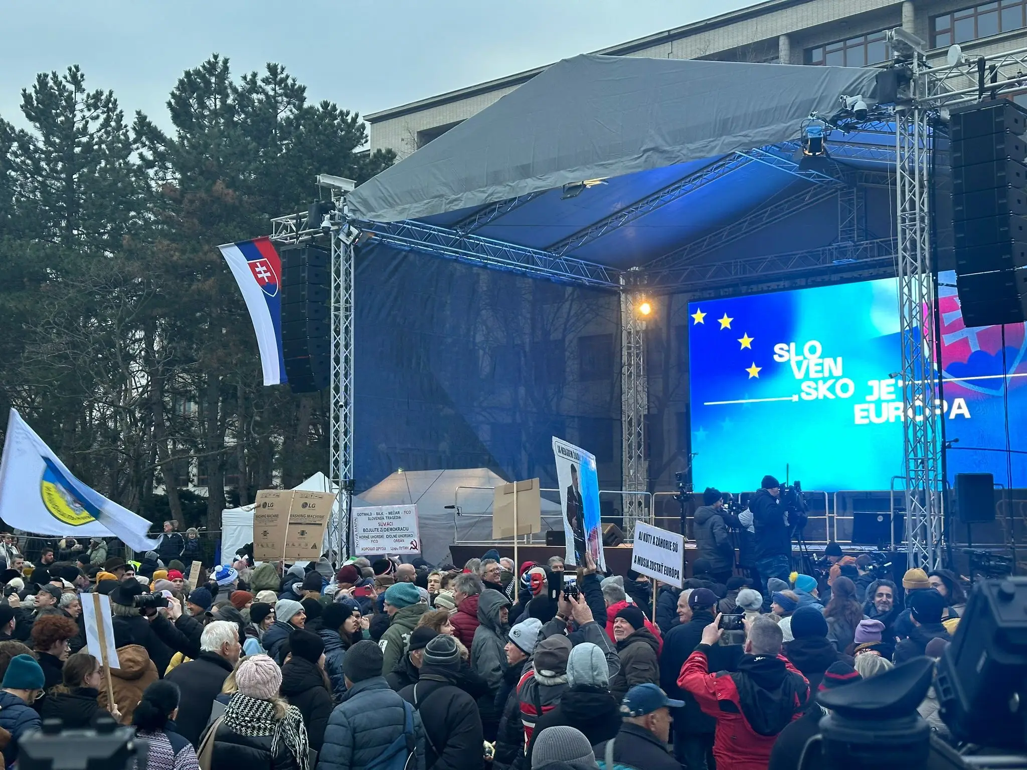 Ľudia na proteste pred pódiom