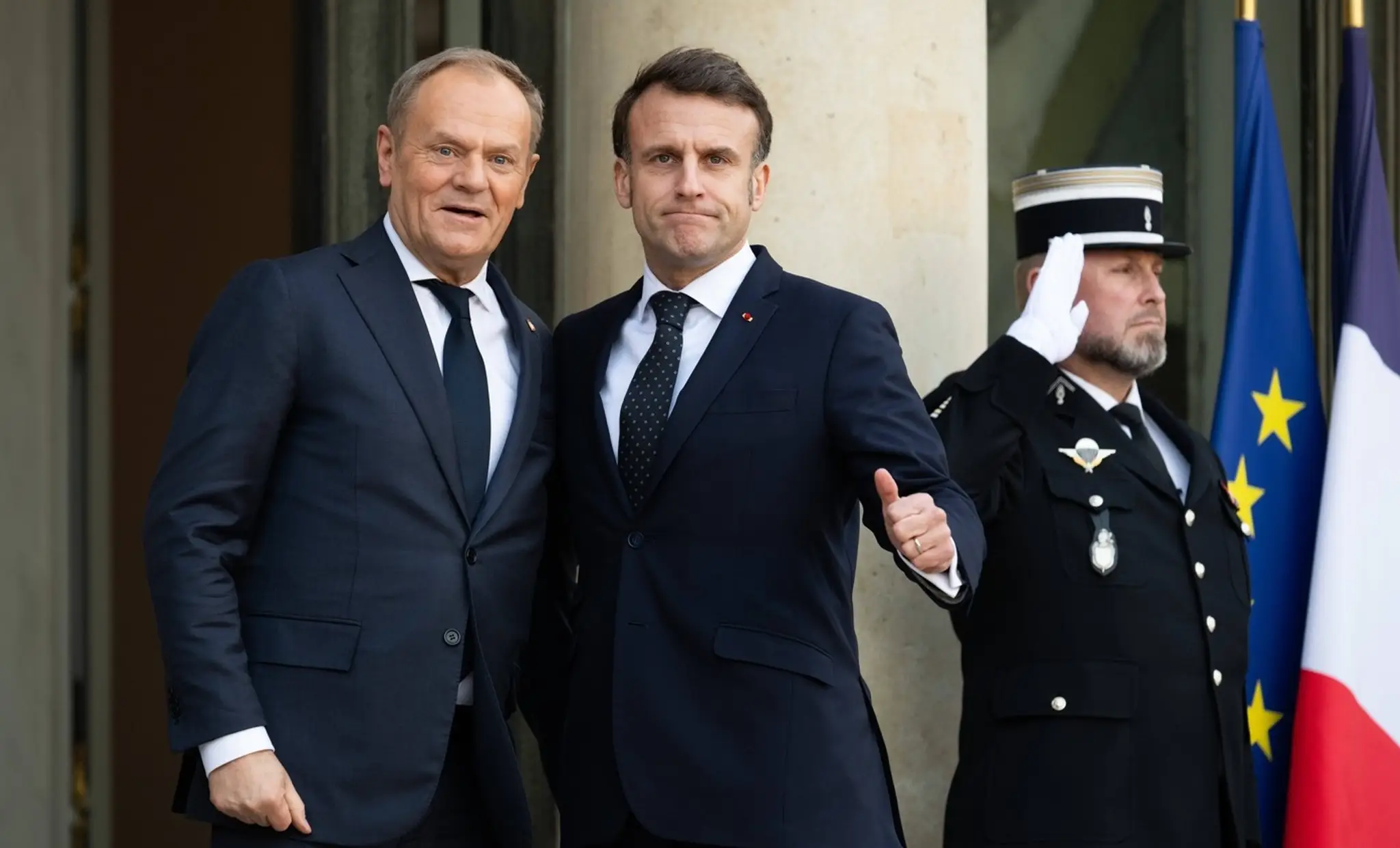 Poľský premiér Donald Tusk a francúzsky prezident Emmanuel Macron pred rokovaniami v Paríži.