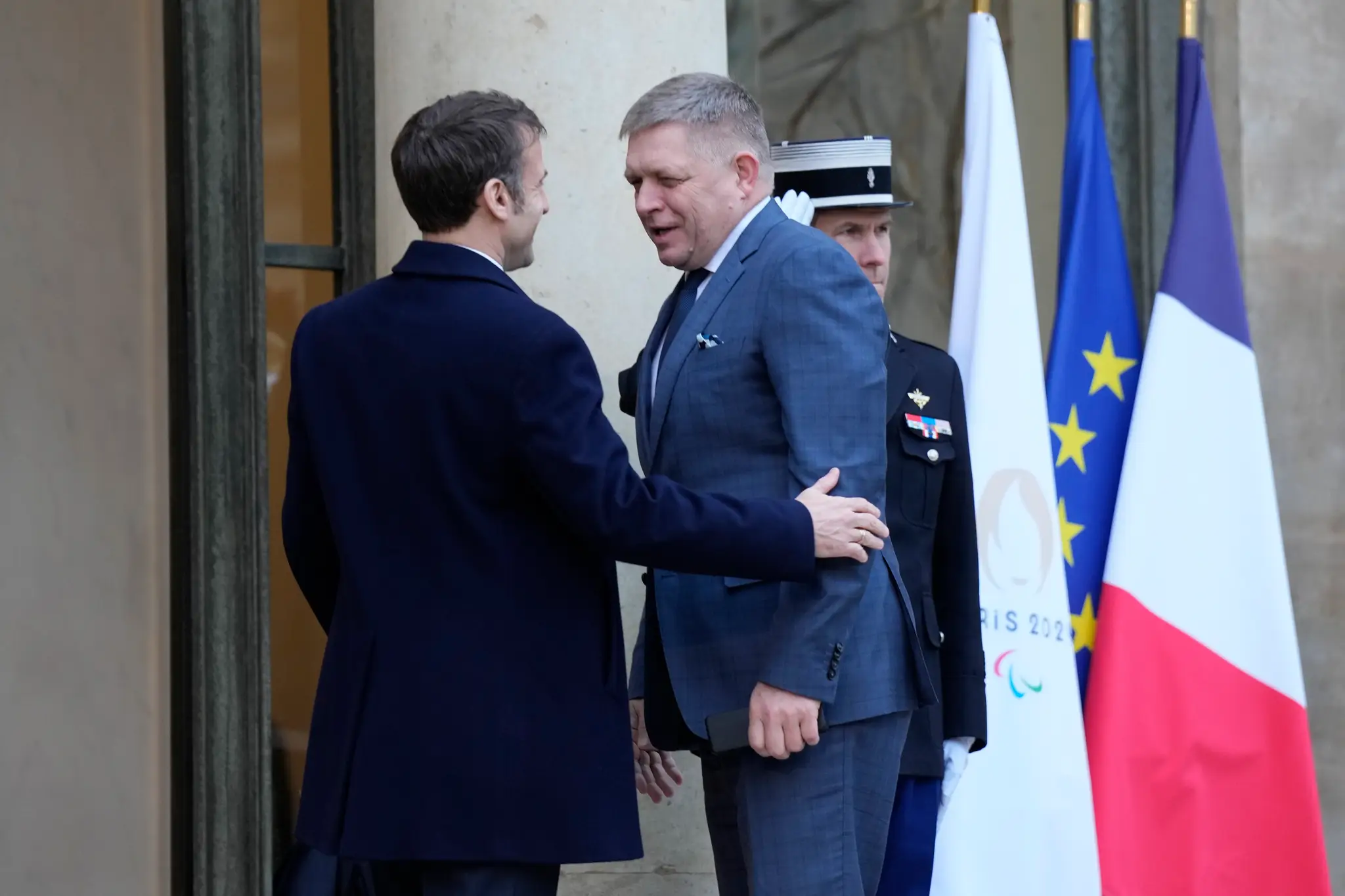 Slovenský premiér Robert Fico (vpravo), ktorého víta francúzsky prezident Emmanuel Macron.