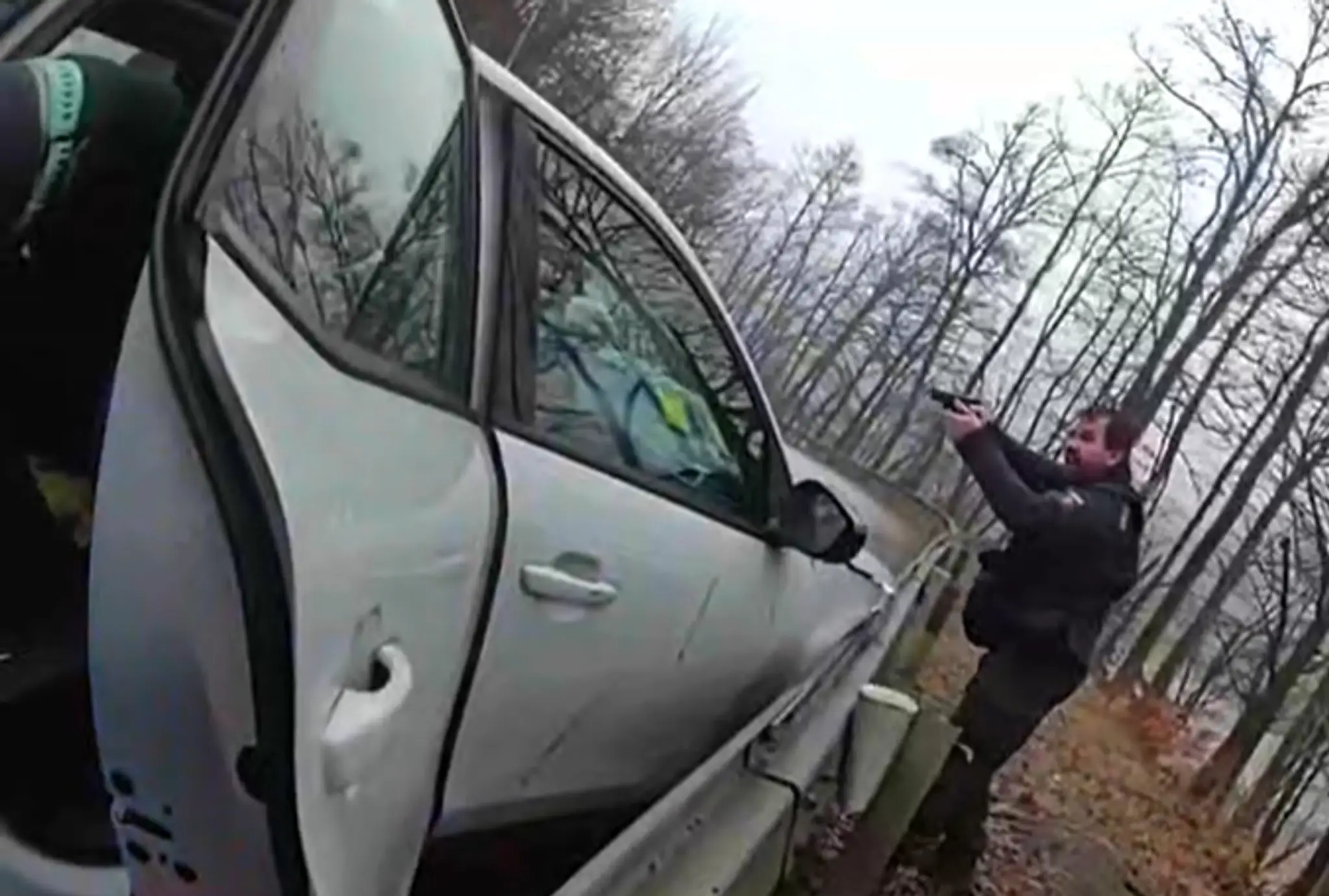 Policajt mieri na vodiča.
