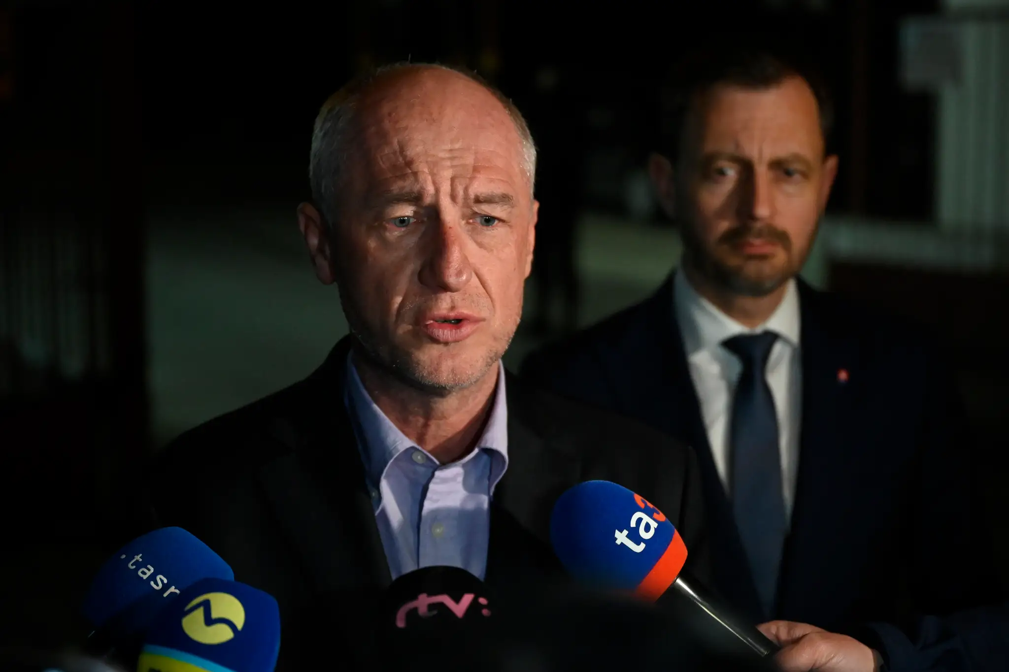 Minister hospodárstva Karel Hirman na mieste nešťastia v Novákoch.