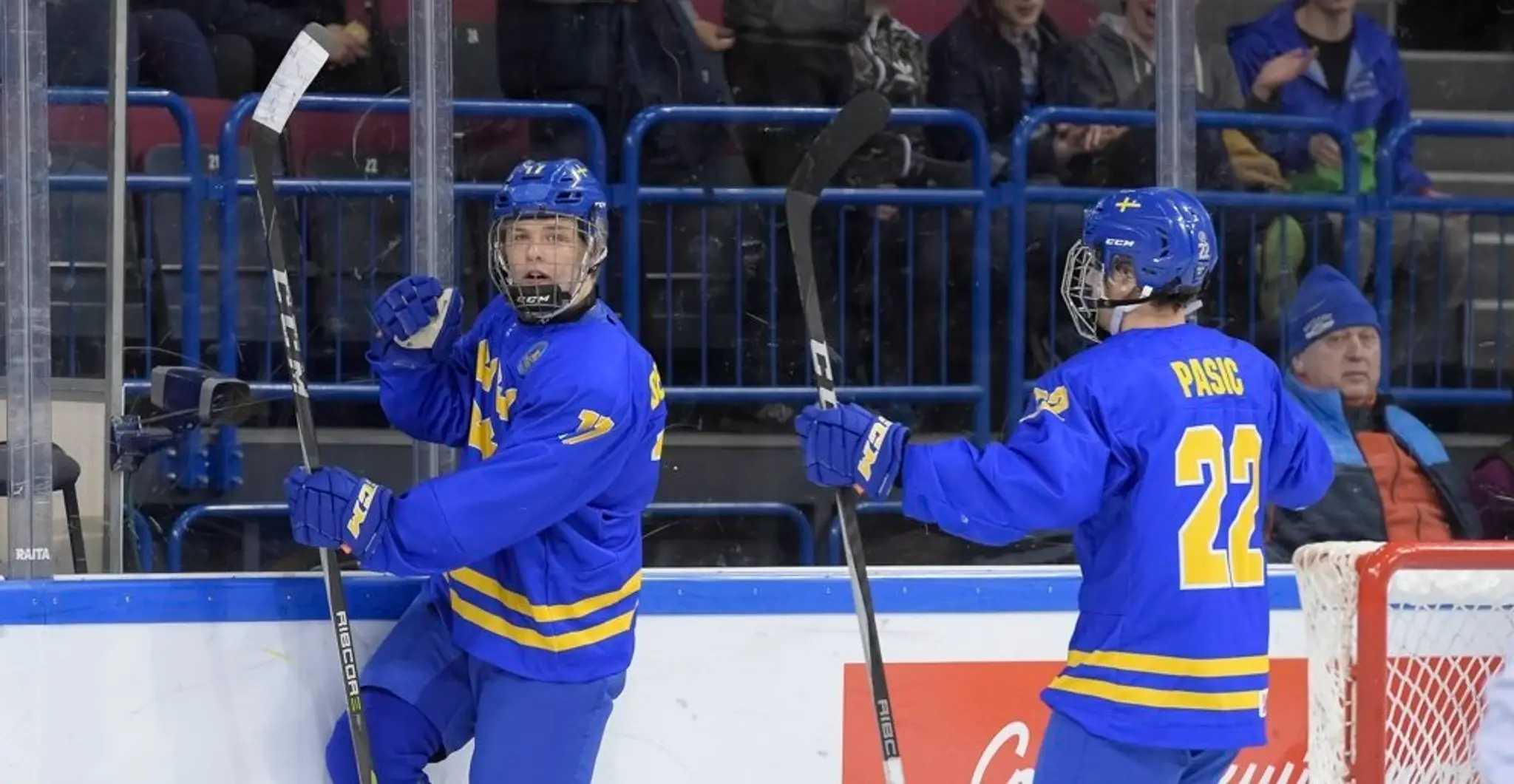Švédski hokejisti U18 sa radujú po góle do siete Slovenska.