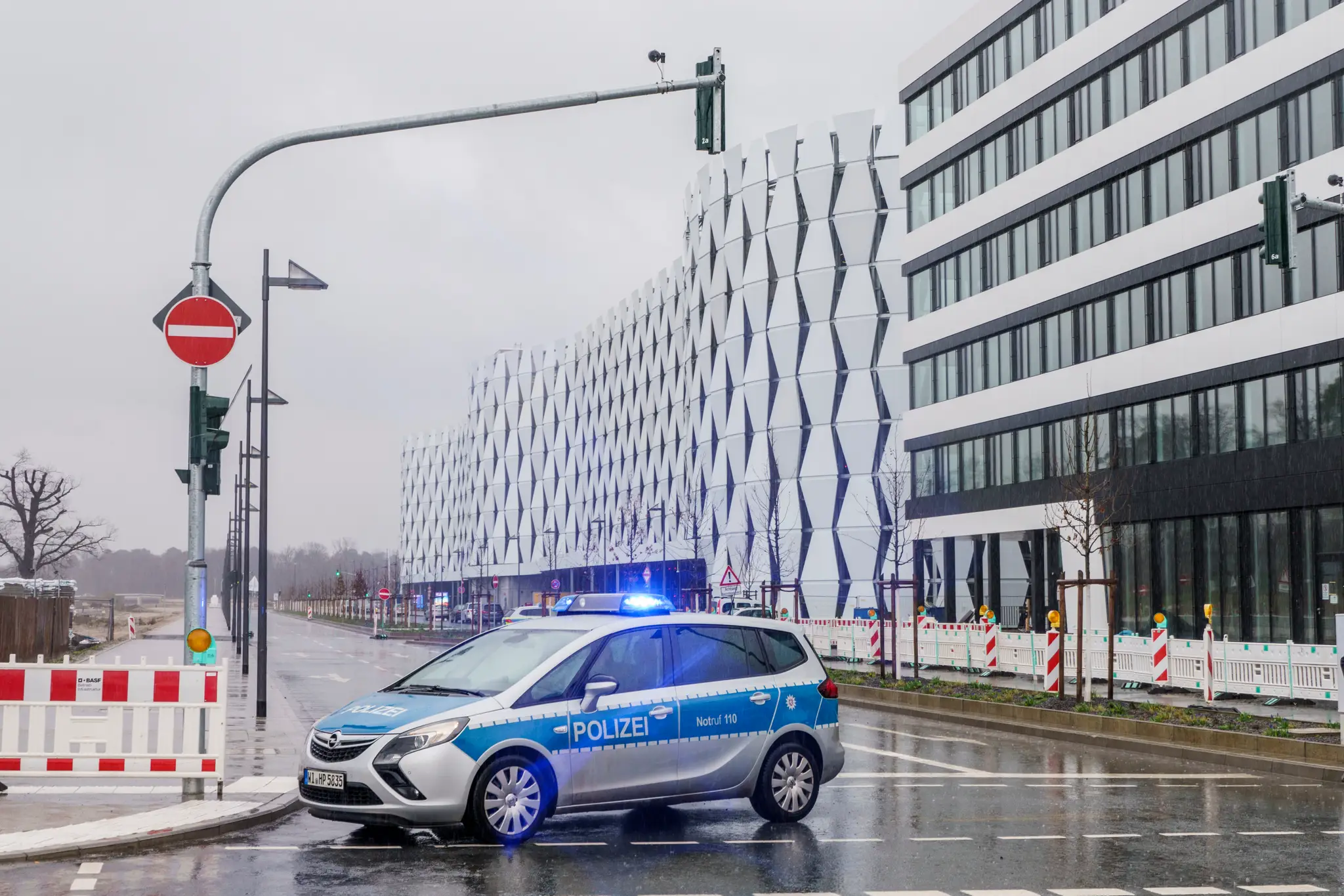 Policajné auto parkuje neďaleko parkovacieho domu na letisku v nemeckom meste Frankfurt nad Mohanom.