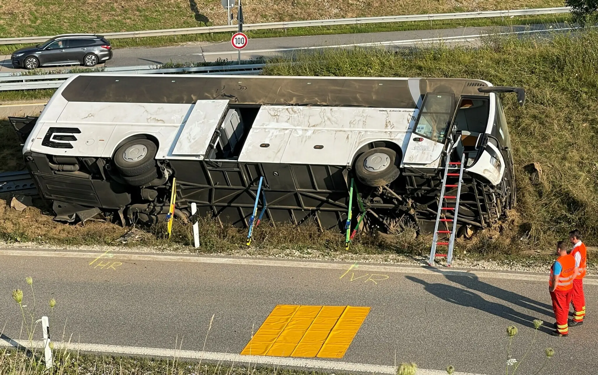 Havarovaný autobus s českými turistami.