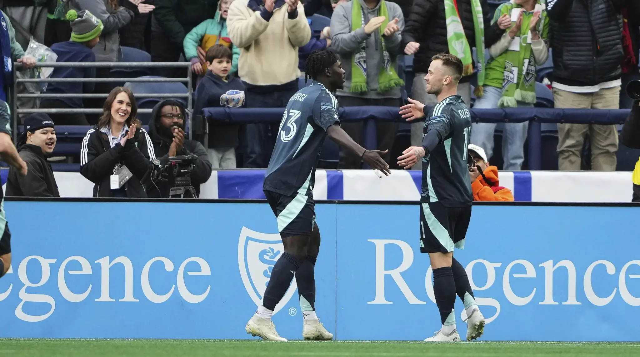 Slovenský futbalista v drese Seattle Sounders Albert Rusnák (vpravo) a  jeho spoluhráč Georgi Minoungou sa tešia z gólu počas zápasu zámorskej MLS.