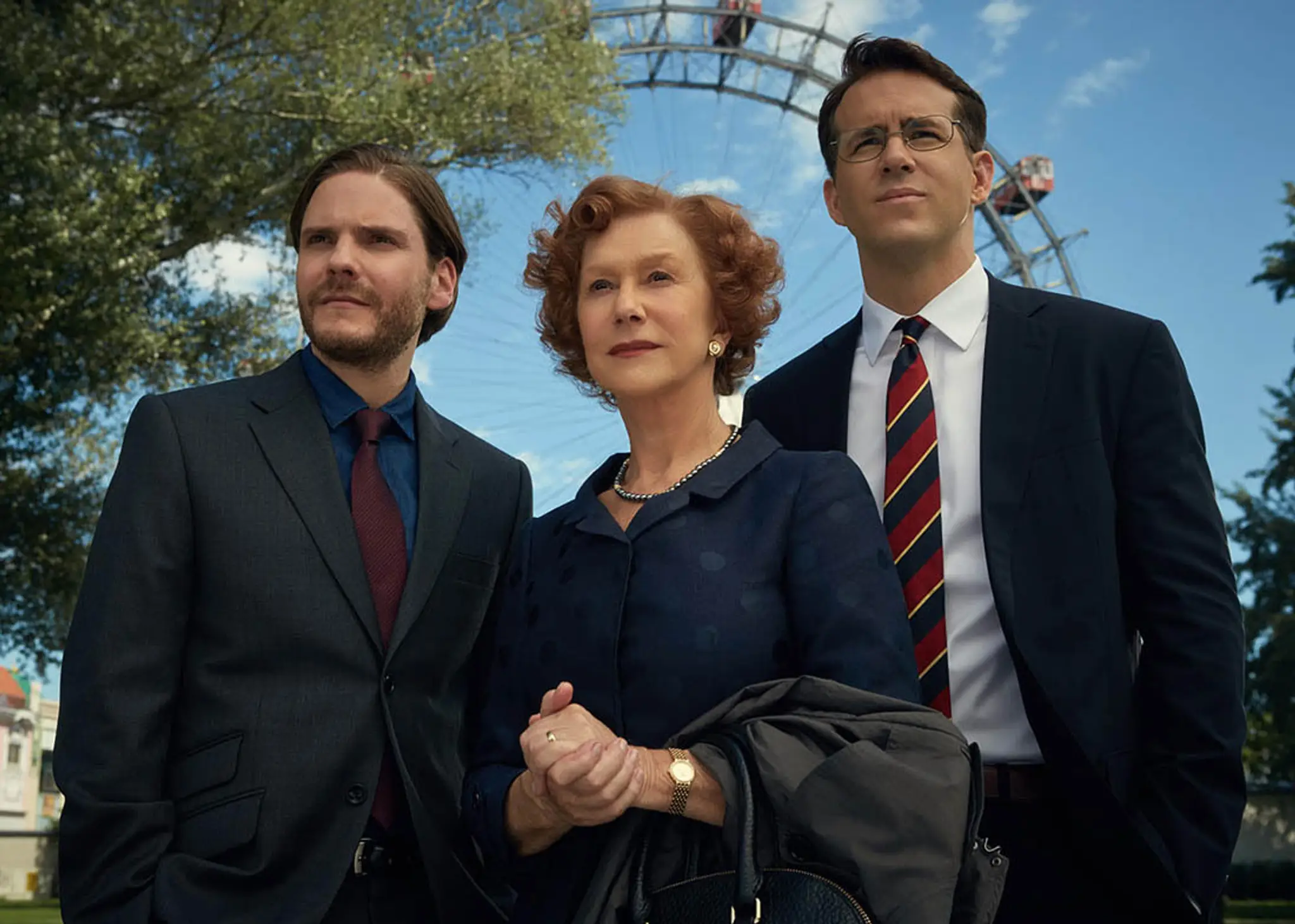 Helen Mirrenová, Daniel Brühl a Ryan Reynolds (vpravo) vo filme Dáma v zlatom.