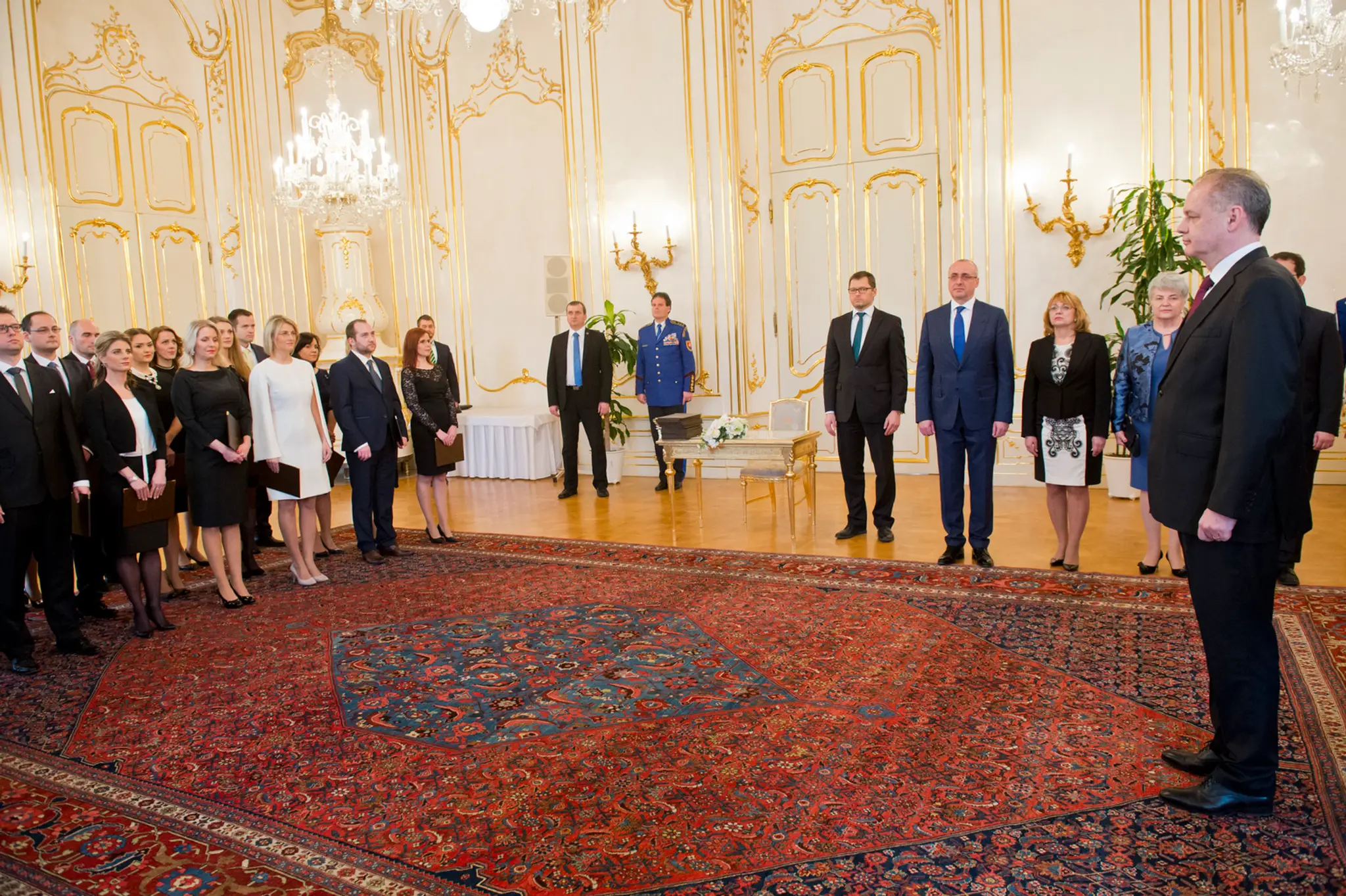 Prezident SR Andrej Kiska (vpravo) vymenoval sudcov bez časového obmedzenia.