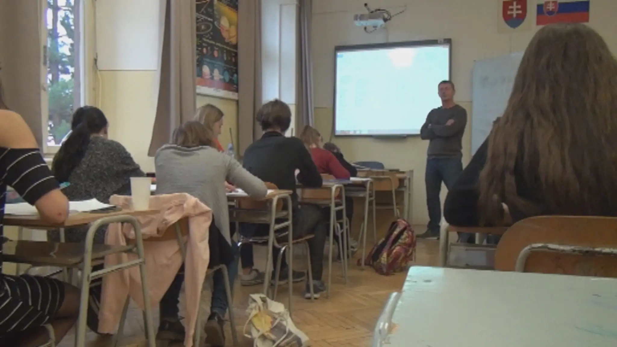 Lavice sú každým dňom prázdnejšie, študenti sa boja chodiť do školy.
