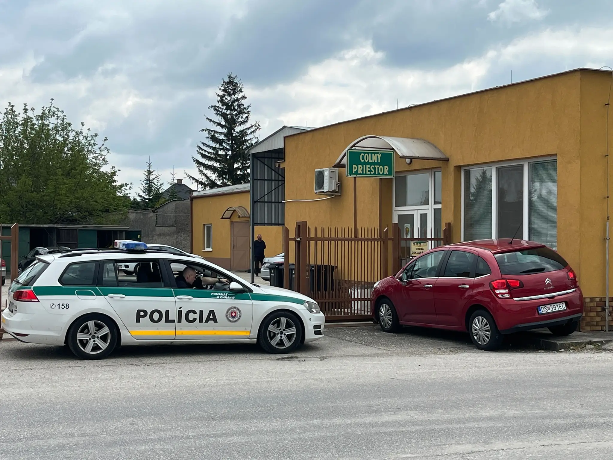 Policajti na Colnej správe vo Veľkom Mederi.