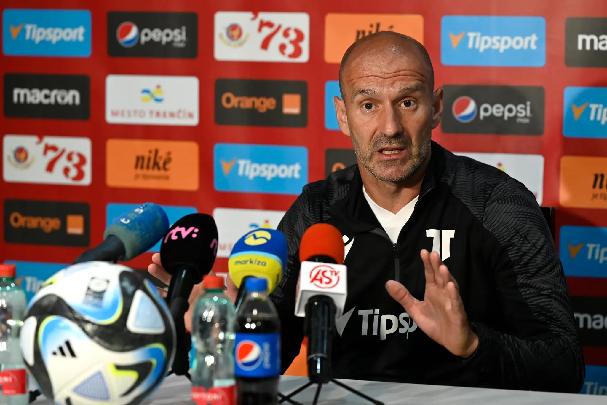 Tréner futbalového klubu AS Trenčín Ilija Stolica