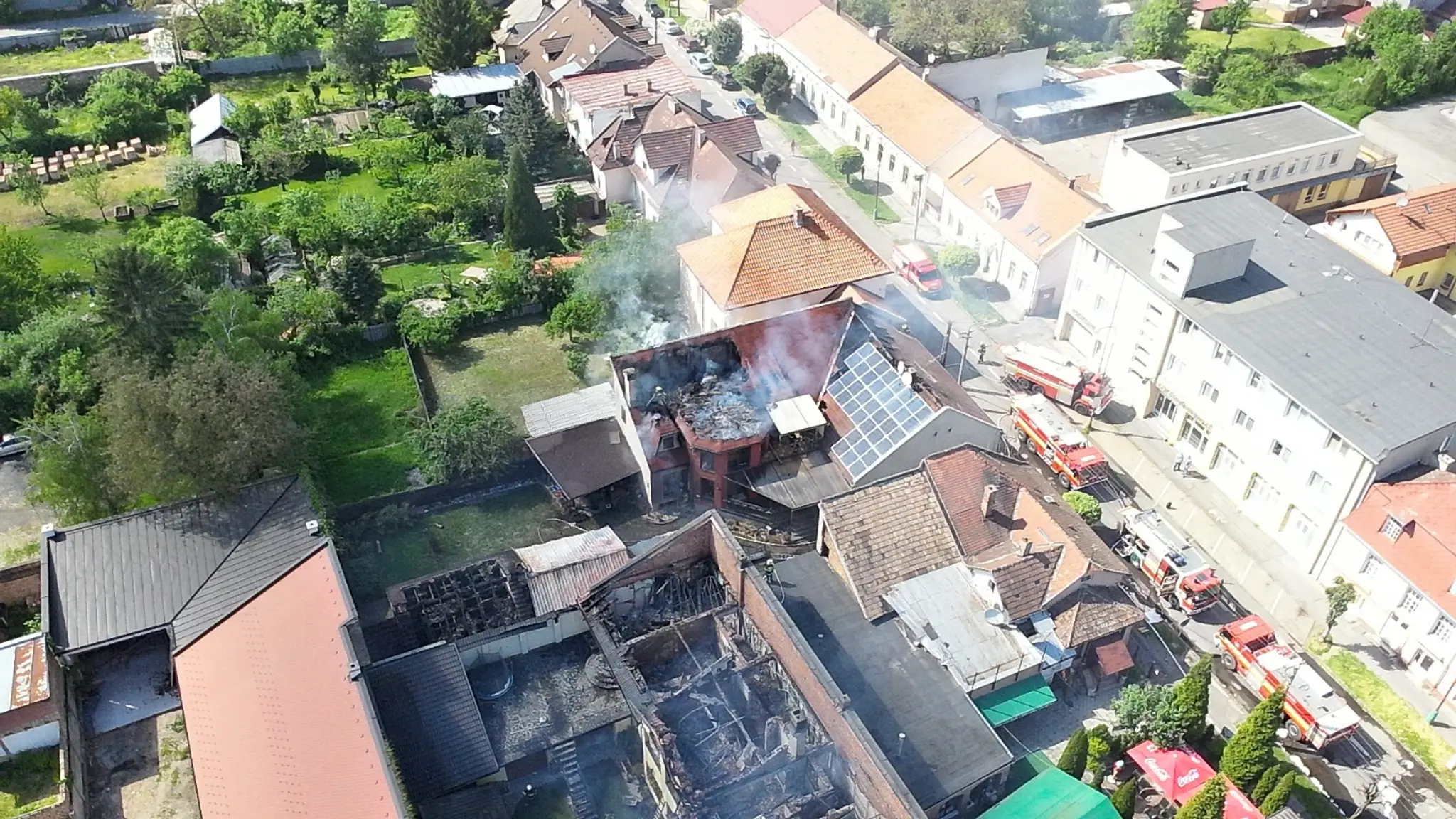 Plamene pohltili štyri domy