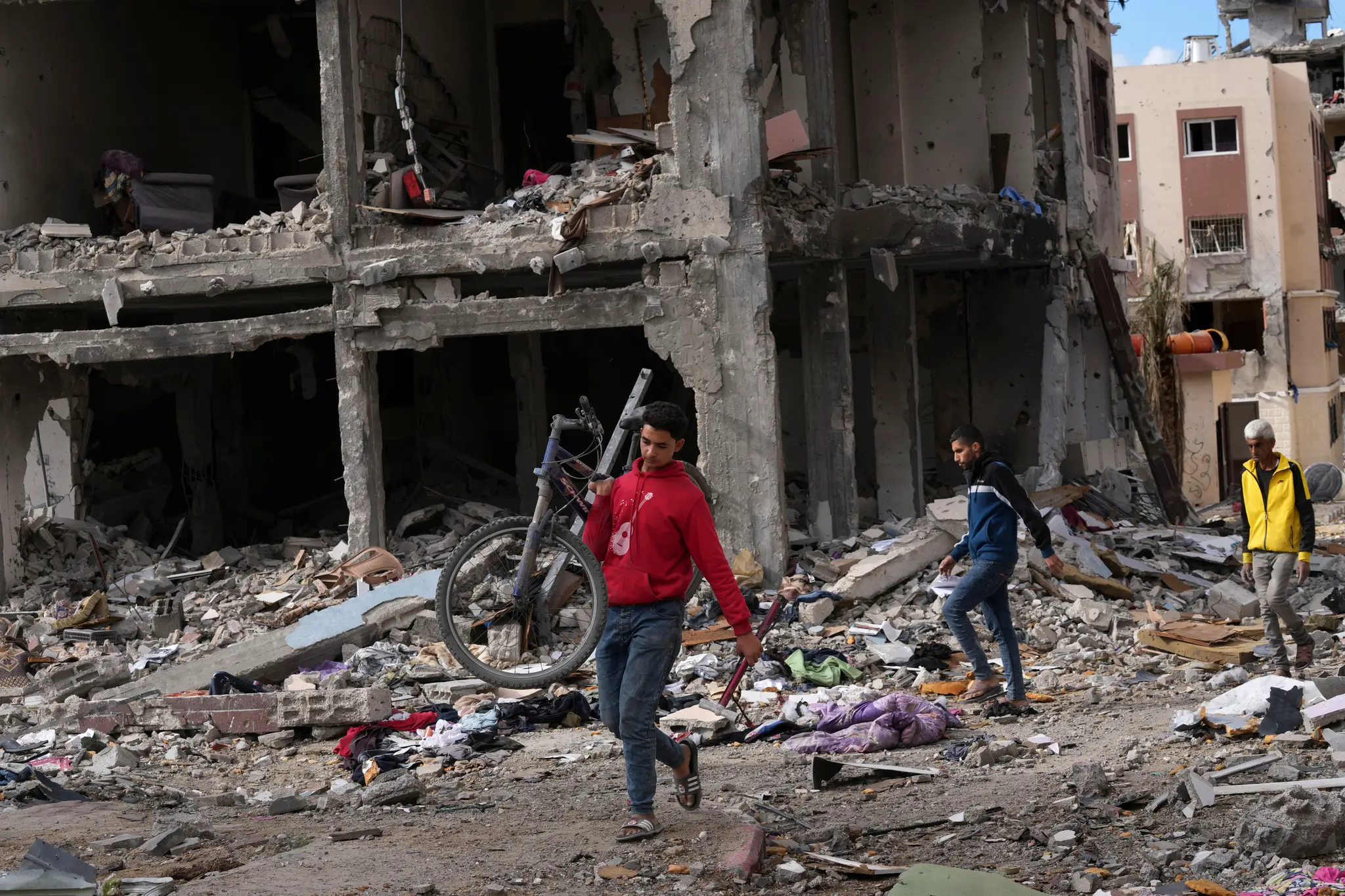 Palestínčan zbiera svoje veci pri zničenom dome po izraelskom bombardovaní na juhovýchode Gazy.