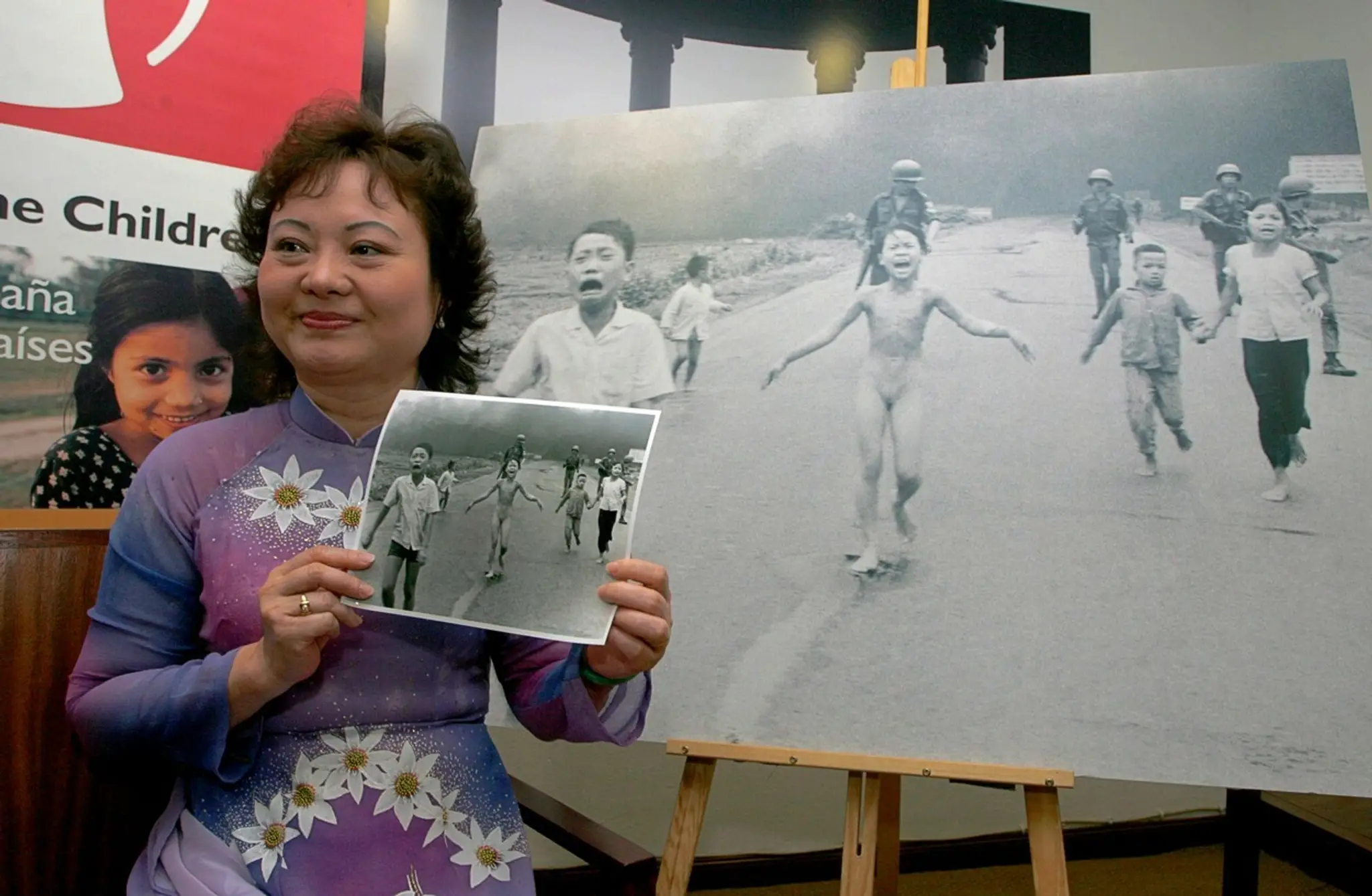 Dnes už dáma Kim Phuc pred legendárnou fotografiou.