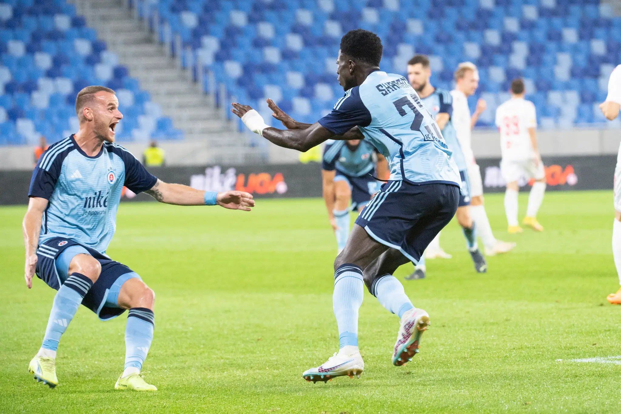 Na snímke sprava Sharani Zuberu a Lukáš Pauschek (obaja ŠK Slovan).