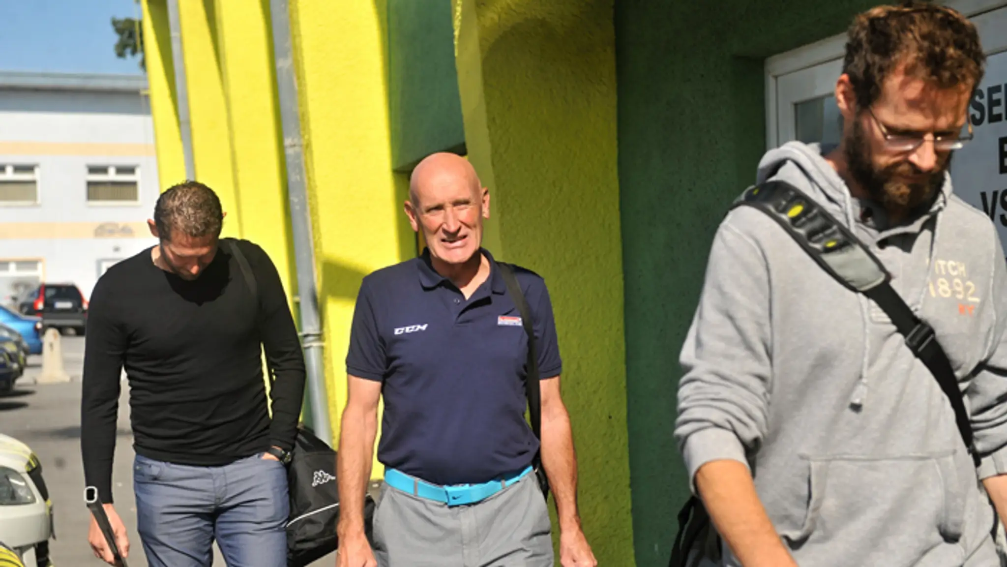 Ján Lašák, tréner Craig Ramsay a v popredí Michal Handzuš.