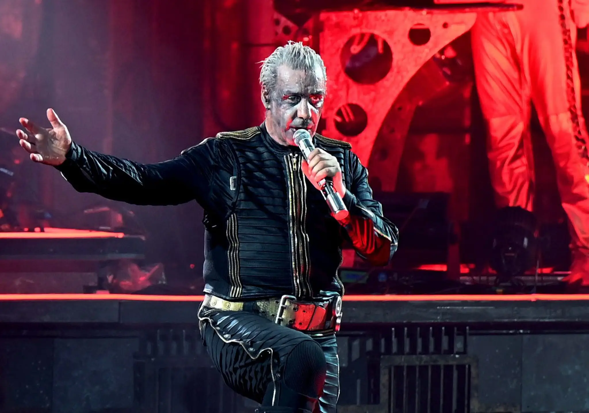 Na archívnej snímke z 18. júna 2022 spevák nemeckej metalovej skupiny Rammstein Till Lindemann