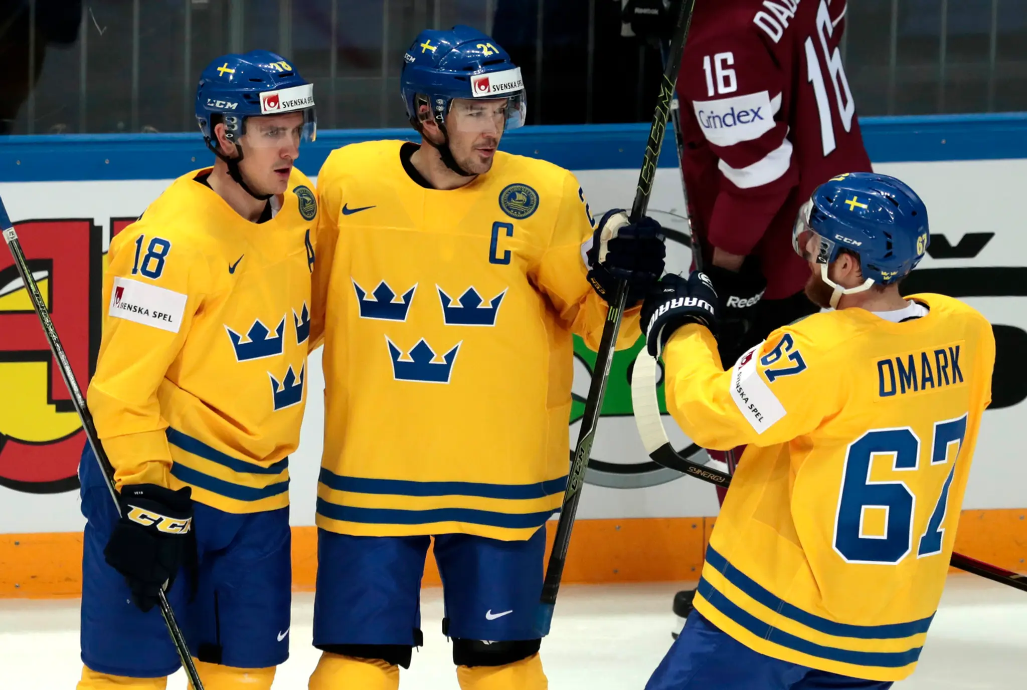 Radosť švédskych hráčov z gólu, zľava Mikael Backlund, Jimmie Ercisson a Linus Omark, v dueli MS v Rusku proti Lotyšsku.