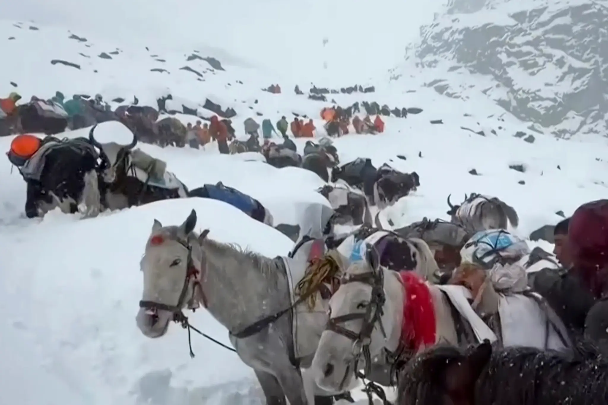 Obyvatelia dediny stúpajú počas záchranných prác na horu, aby sa dostali k stovkám turistov uviaznutých v turistických táboroch na svahu Mount Everestu v Tibete.