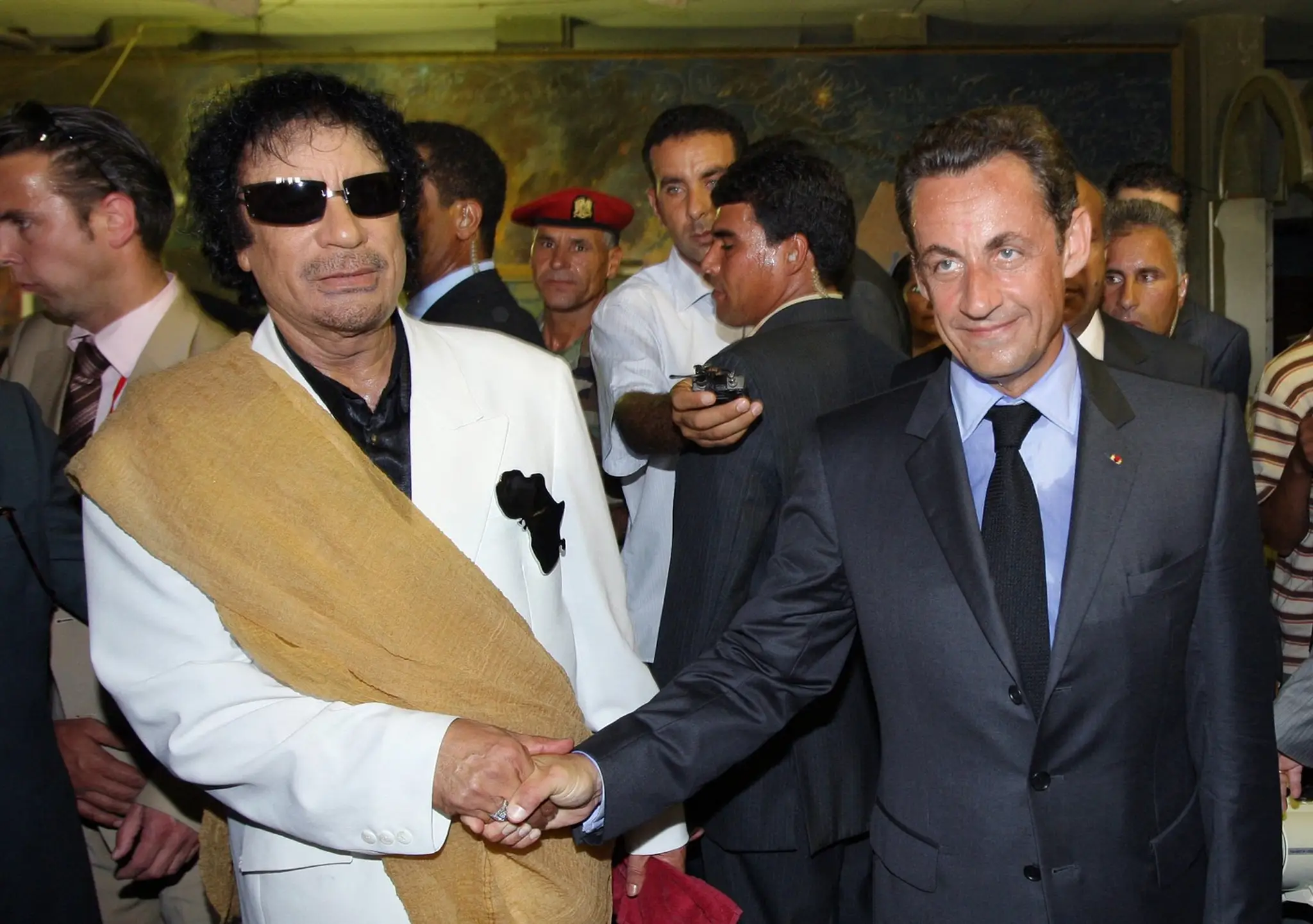 Nicolas Sarkozy a Muammar Kaddáfí na archívnej snímke z roku 2007.
