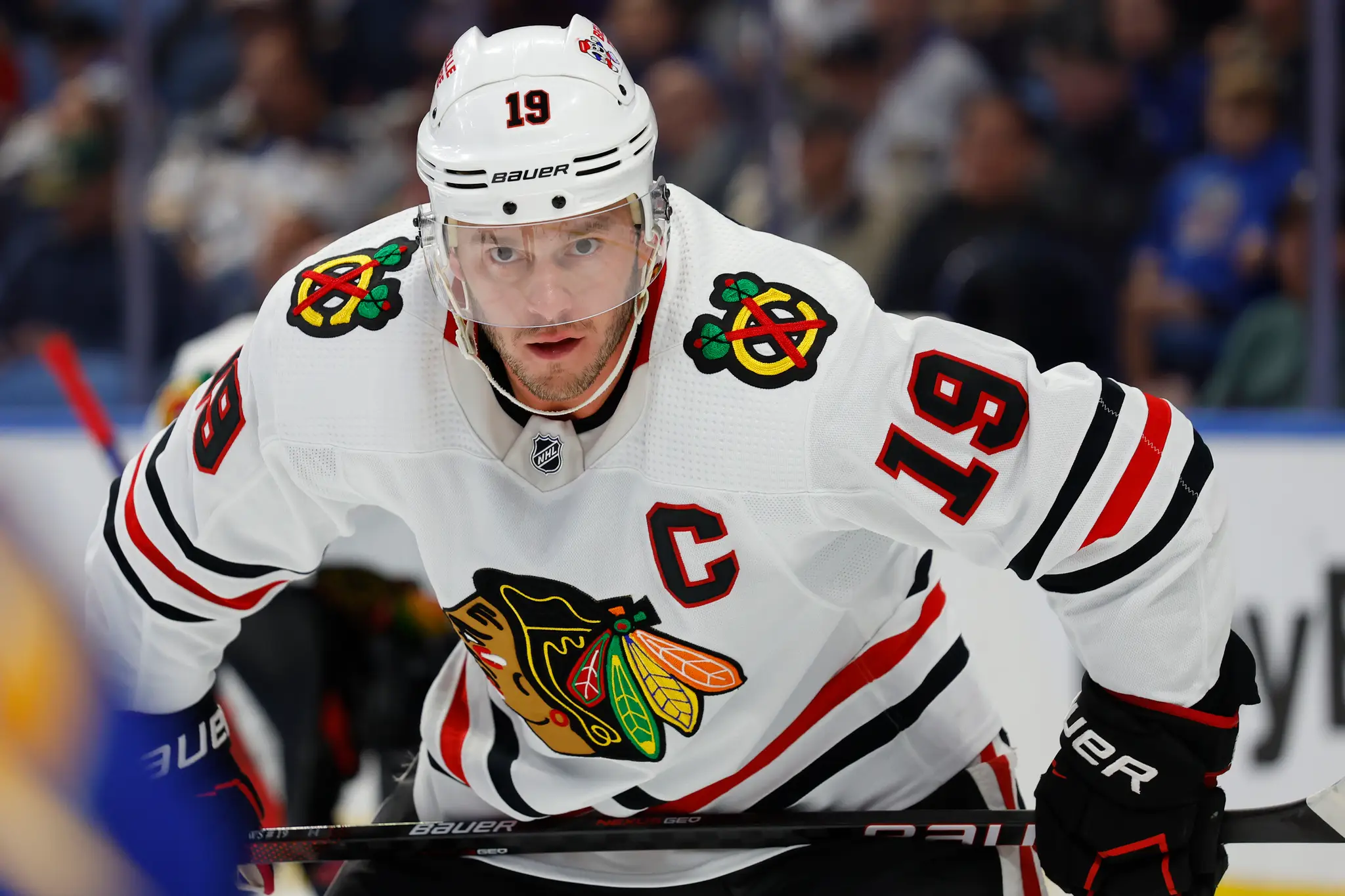 Na archívnej snímke z 29. októbra 2022 v Buffale center Chicaga Blackhawks Jonathan Toews.