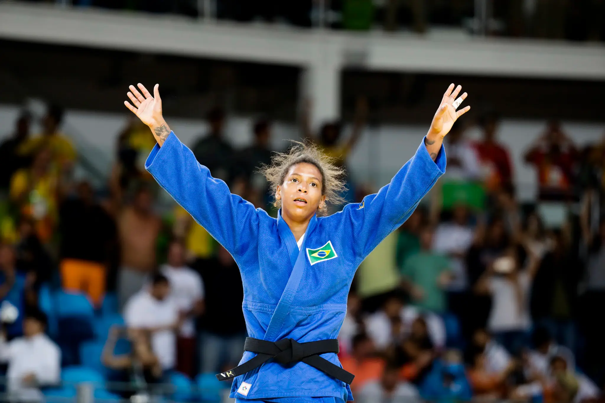 Brazílska džudistka Rafaela Silvová oslavuje zisk zlatej medaily na LOH v Rio de Janeiro.