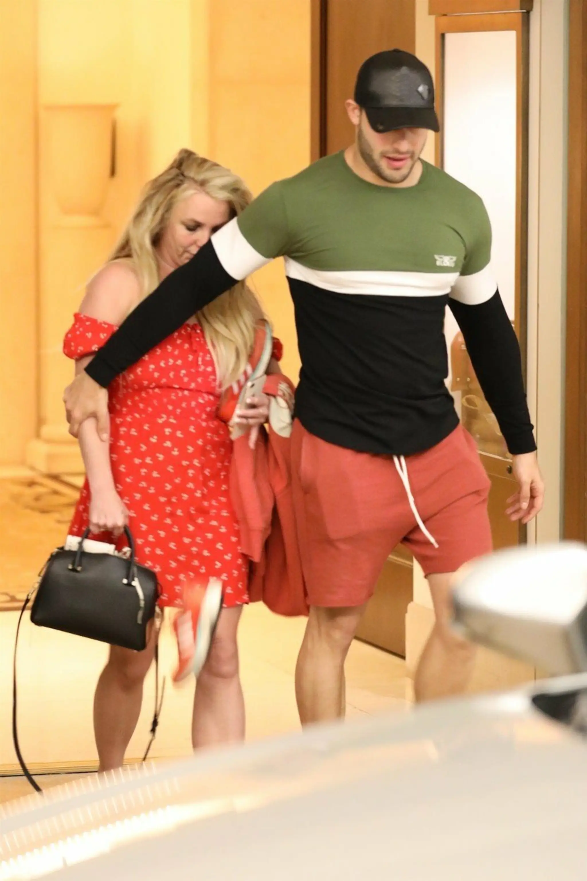Britney Spears opúšťa hotel v Beverly Hills v sprievode jej priateľa Sama Asghariho